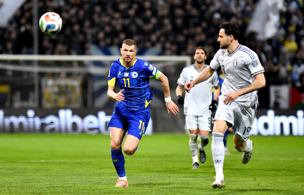 epa12862698 Edin Dzeko (L) of Bosnia and Herzegovina in action