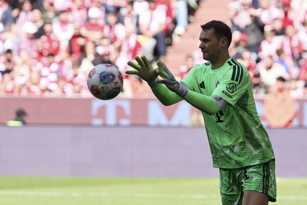 epa12963788 Goalkeeper Manuel Neuer of Munich in action