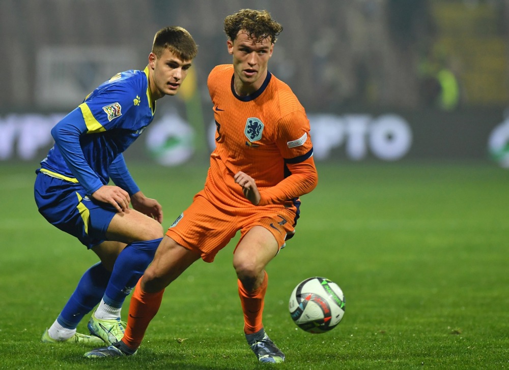 epa11729967 Netherland's Mats Wieffer (R) in action against Bosnia and Herzegovina's Samed Bazdar