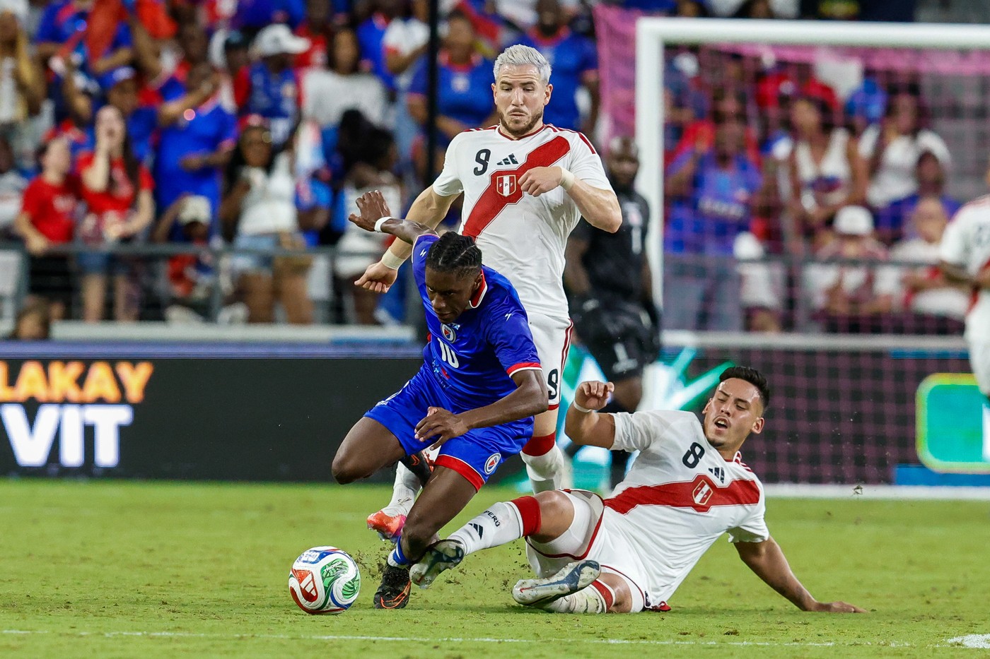 MIAMI, FL - JUNE 5: Haiti midfielder Jean-Ricner Bellegarde (10), Peru midfield