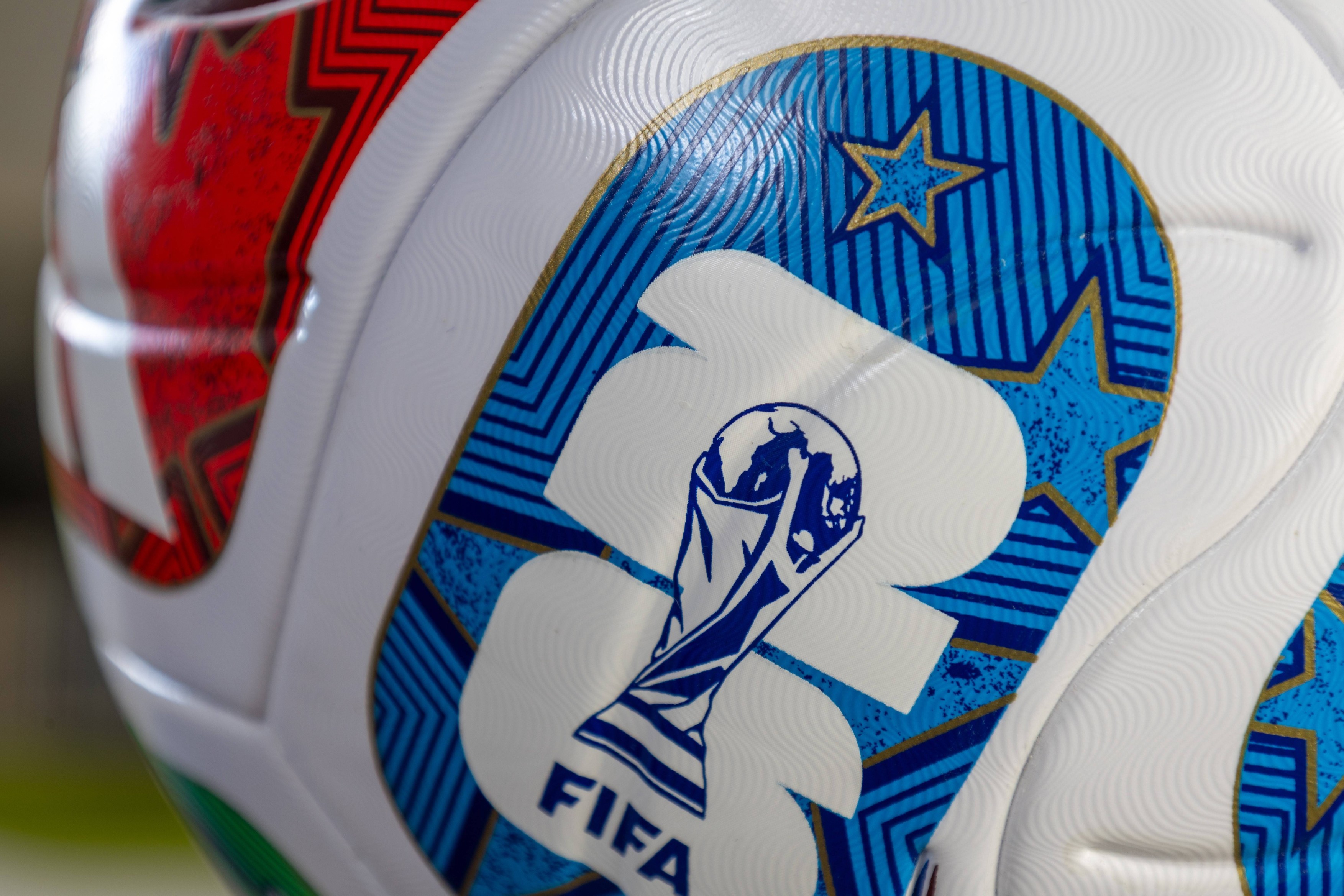 Nahaufnahme vom ADIDAS TRIONDA, offizieller Spielball des FIFA World Cup