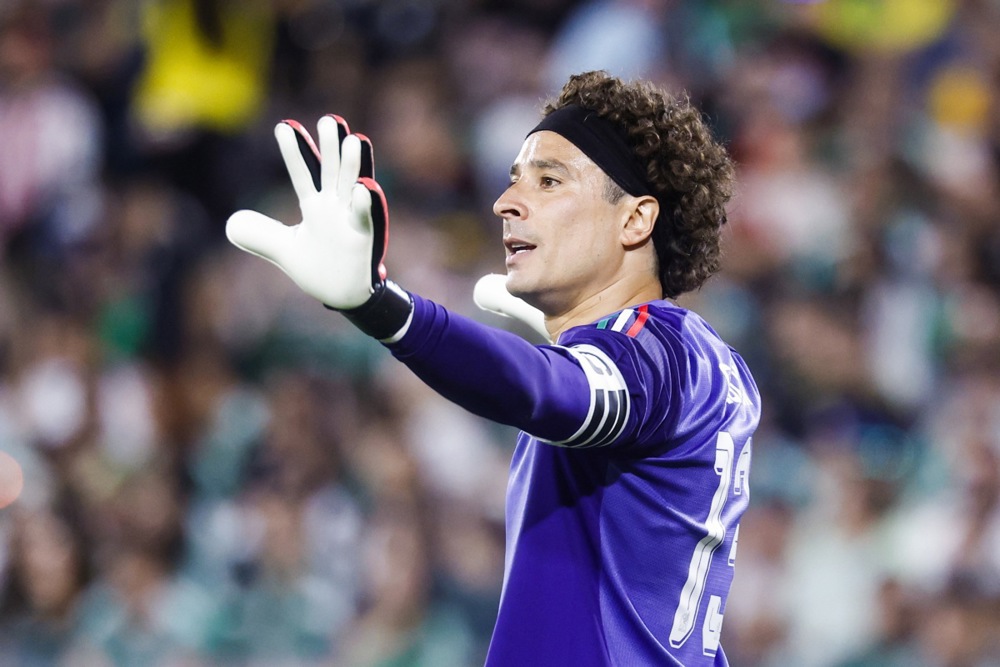 epa13006016 Mexico goalkeeper Guillermo Ochoa (13)