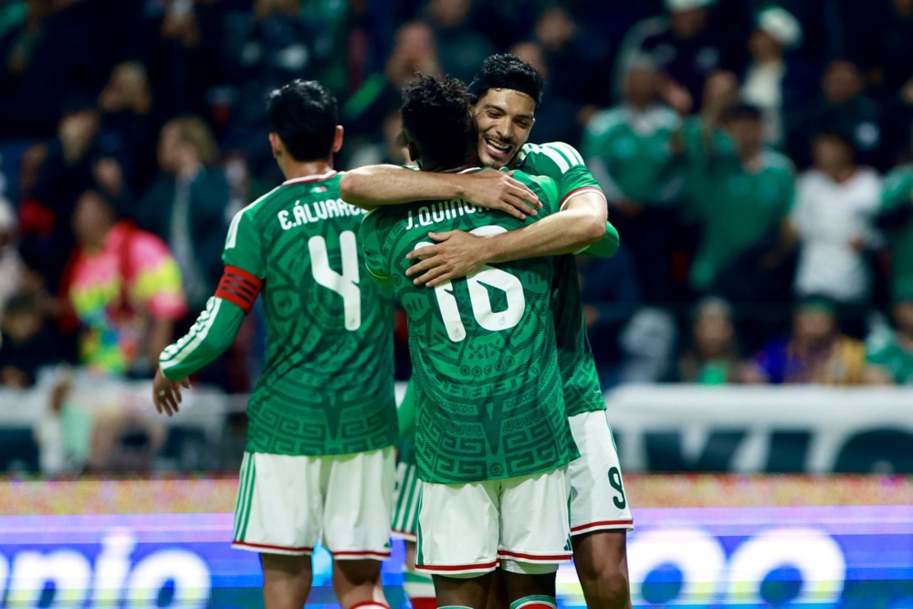 epa13017085 Julián Quiñones (C) and Raul Jiménez (R) of Mexico celebrate