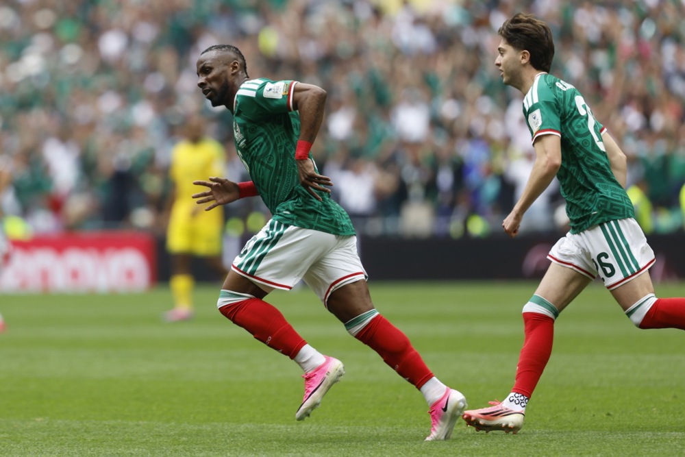 epa13031317 Julian Quinones of Mexico (L) celebrates scoring the 1-0 goal during the FIFA World Cup 2026 Group A match between Mexico and South Africa in Mexico City, Mexico, 11 June 2026.  EPA/SASHENKA GUTIERREZ