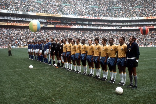 Die Mannschaften von Brasilien und Italien vor dem Finale der Wle Rive Lino