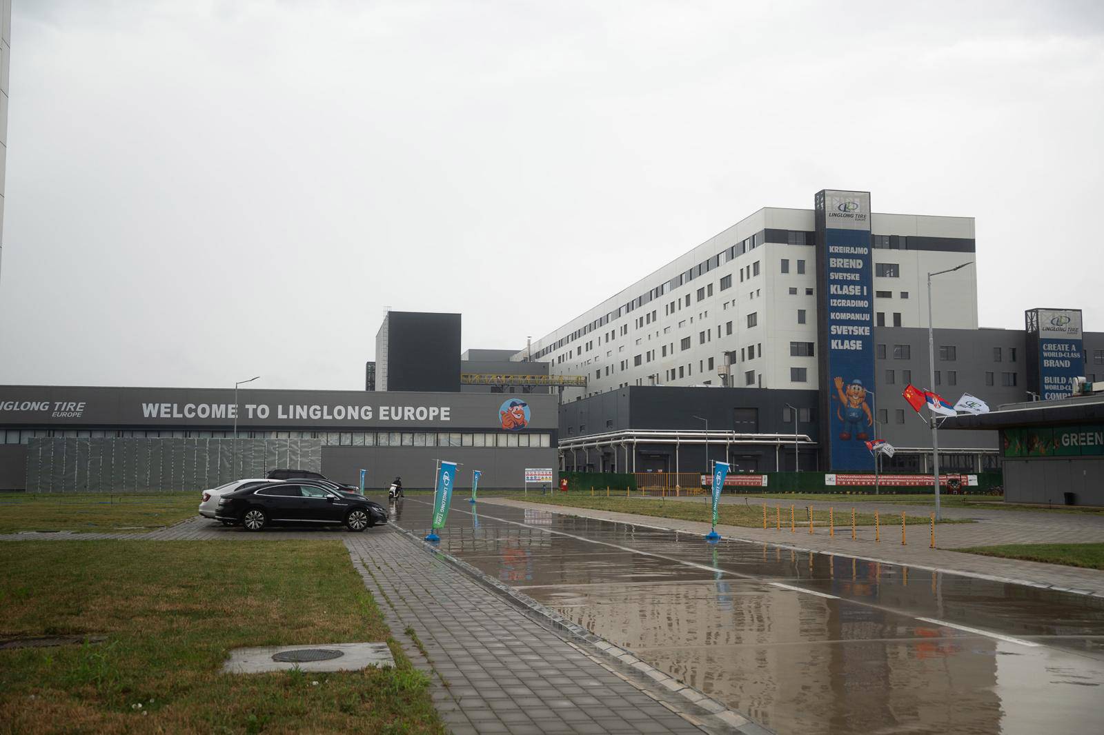Zrenjanin, 11.06.2026. -  Predsednik Vlade Srbije Djuro Macut posetio je danas fabriku "Linglong" u Zrenjaninu, koja je, kako je rekao, jedan od simbola strateskog partnerstva Srbije i Kine. (BETAPHOTO/VLADA SRBIJE)