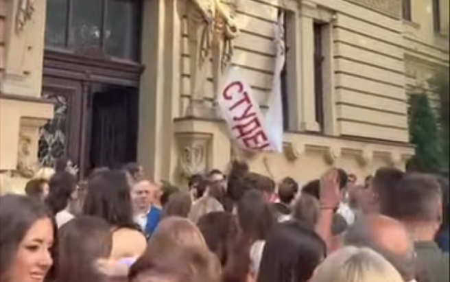 Studenti pobešuju transparent u valjevskoj gimnaziji maturanti