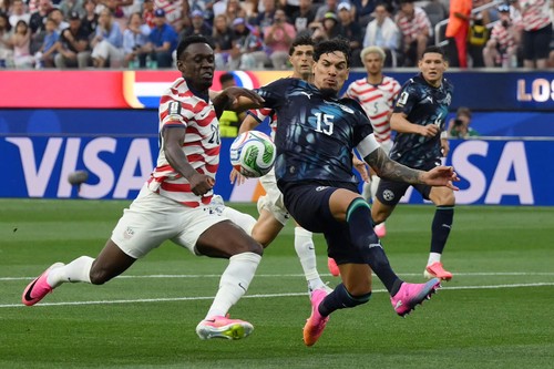 US forward #20 Folarin Balogun and Paraguay's defender #15 Gustavo G