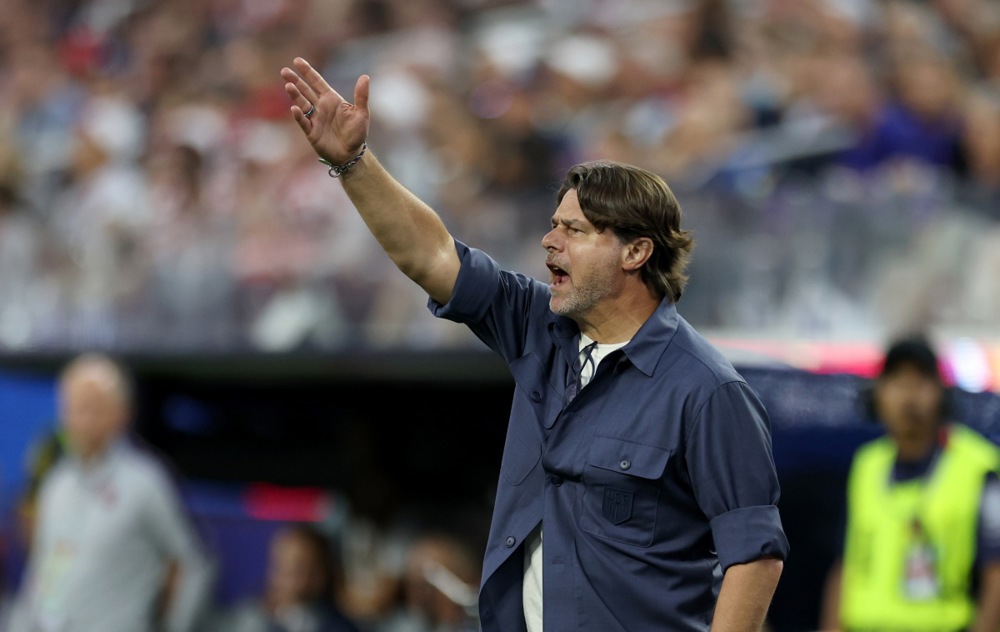 epa13033831 USA head coach Mauricio Pochettino gestures on the to