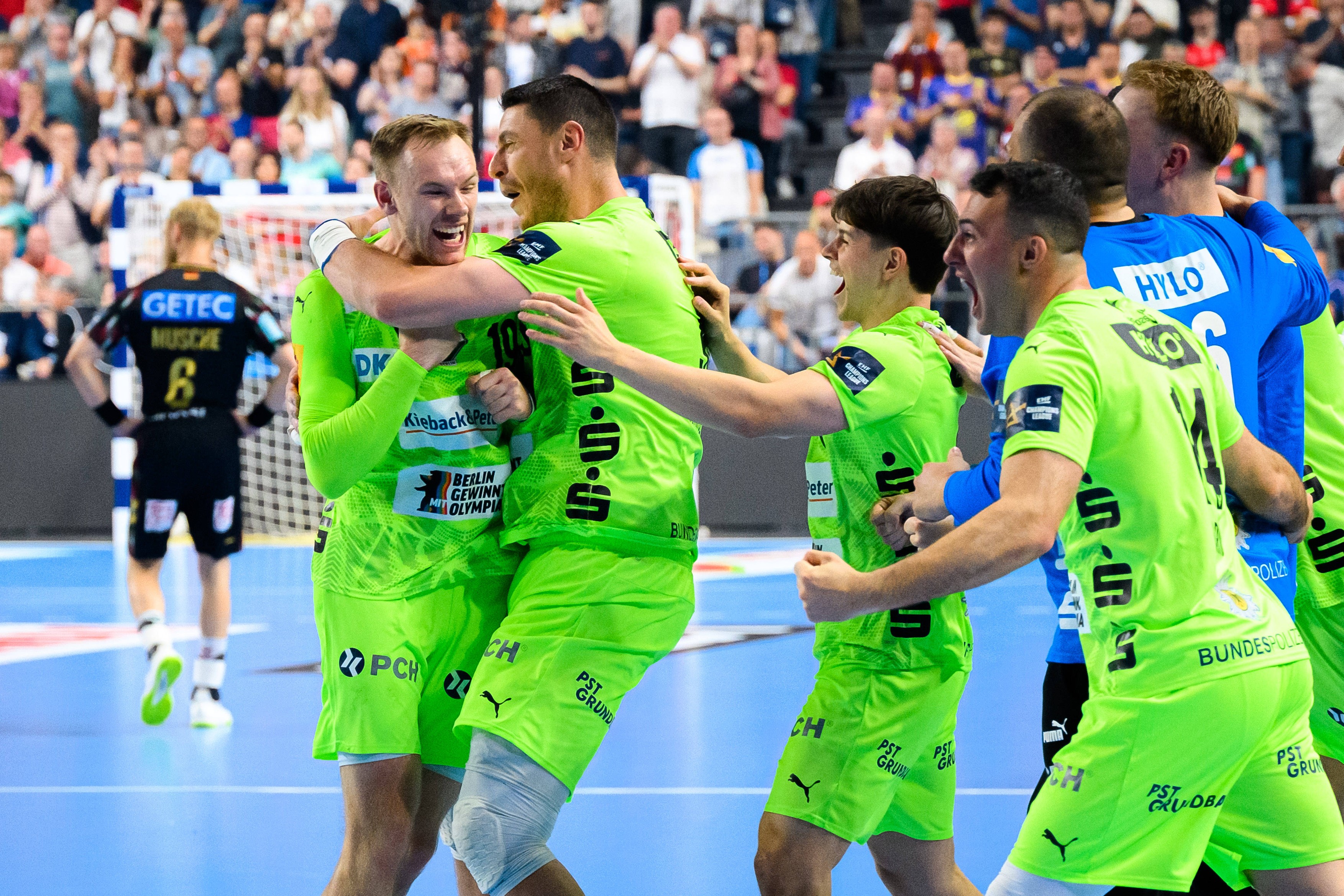 Koeln, Deutschland: Handball EHF CL Final 4 - Halbfinale - SC Magdeburg - Fuechse Berlin Mathias Gidsel Berlin, Mijajlo Marsenic Berlin, Leo Prantner Berlin Schlussjubel