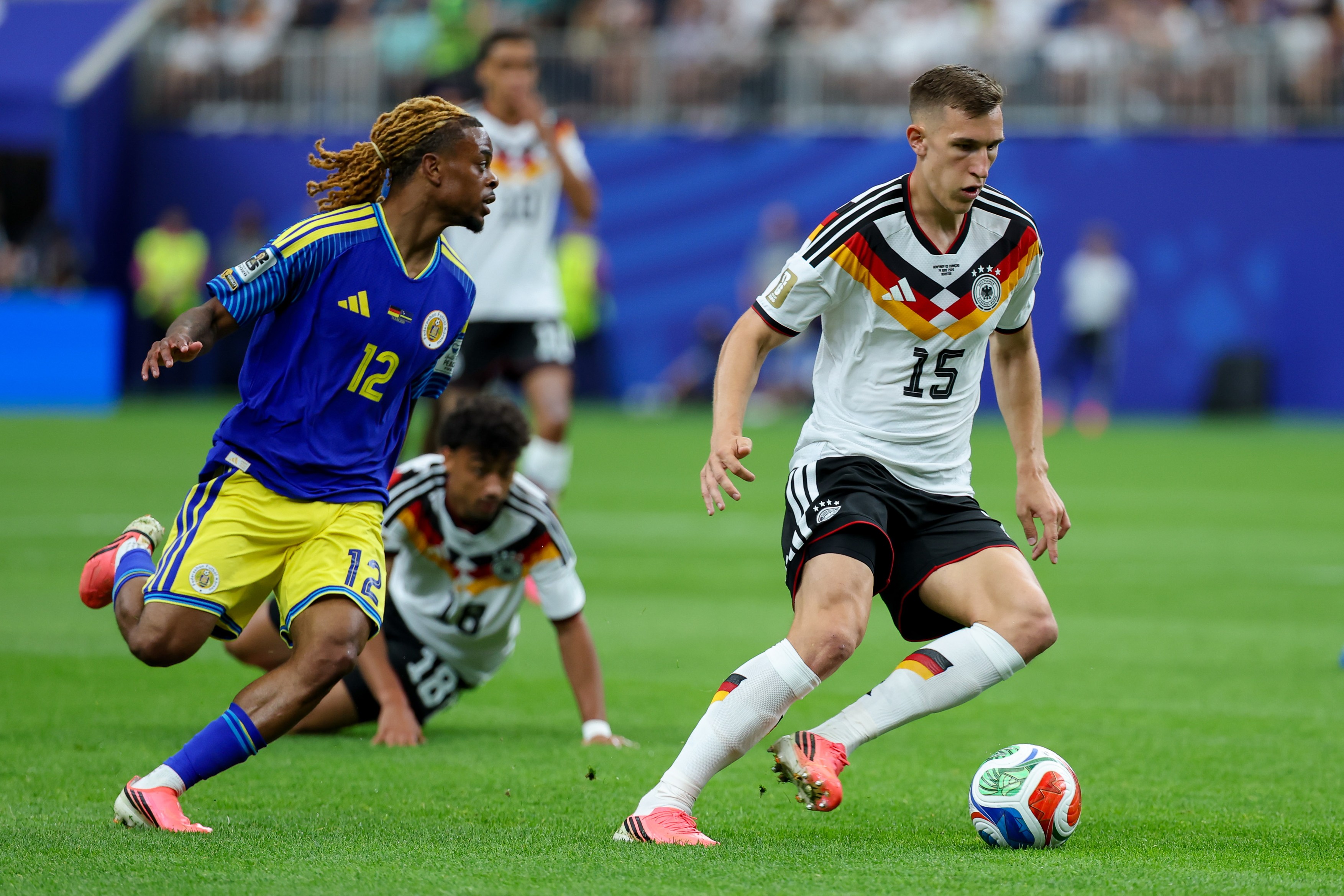 Sontje Hansen (Curacao). und Nico Schlotterbeck (Germany) battle for the ball