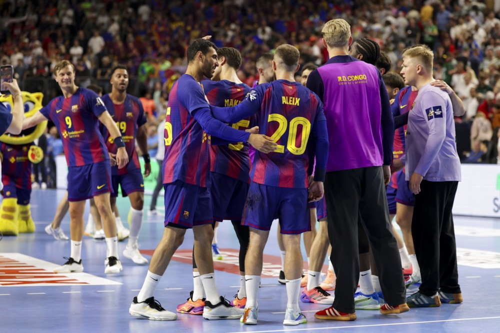 epa13035040 Players of Barca celebrate