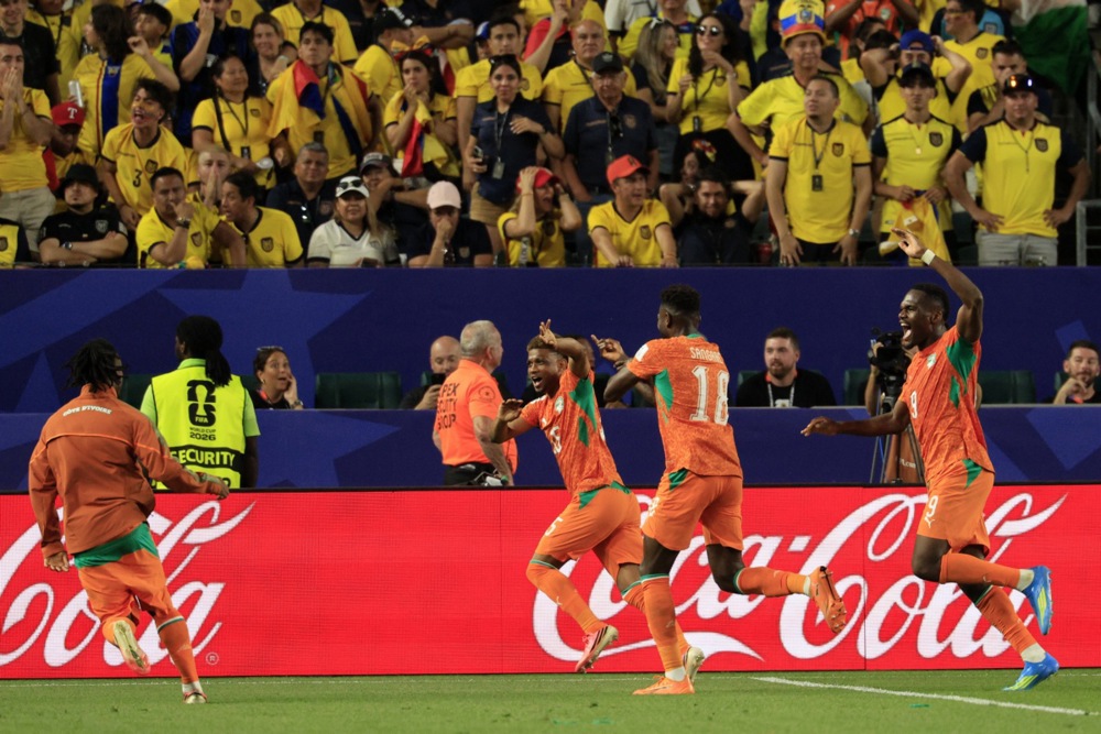 epa13037589 Amad Diallo of Ivory Coast (C) celebrates with his teammates after scoring the 1-0 goal during the FIFA World Cup 2026 group stage match Ivory Coast against Ecuador, in Philadelphia, Pennsylvania, USA, 14 June 2026.  EPA/SHAWN THEW