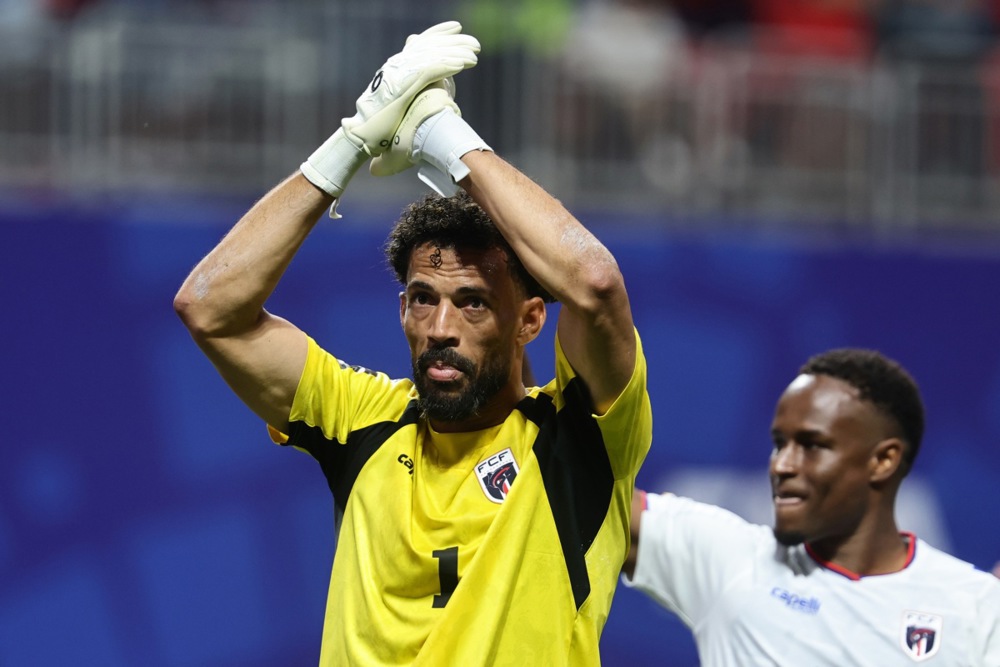 epa13039710 Goalkeeper Vozinha (L) of Cape Verde