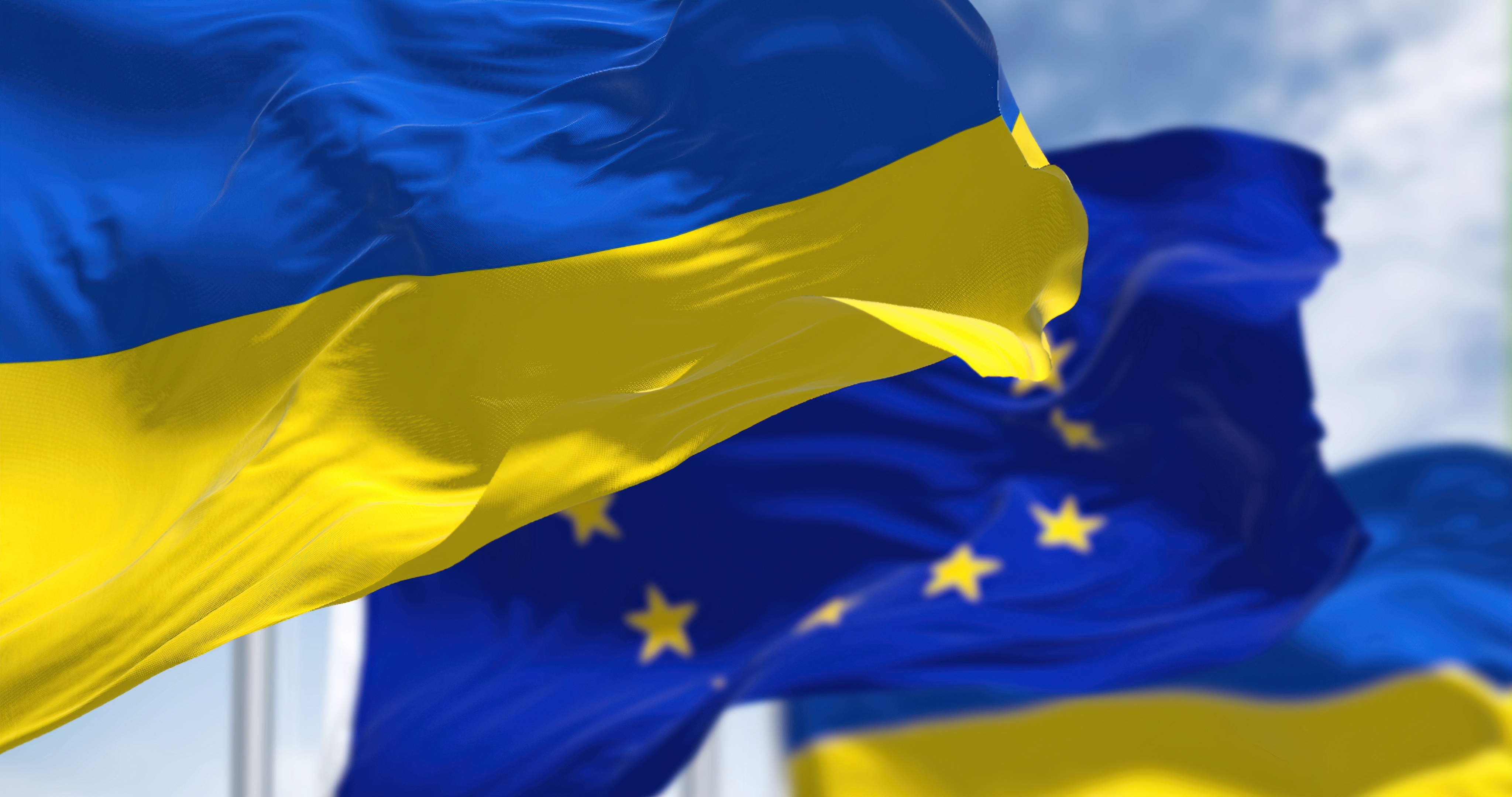 Zastave Ukrajine i EU shutterstock_2169565109.jpg