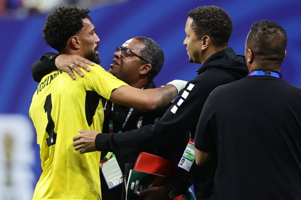 epa13039613 Goalkeeper Vozinha (L) of Cape Verde