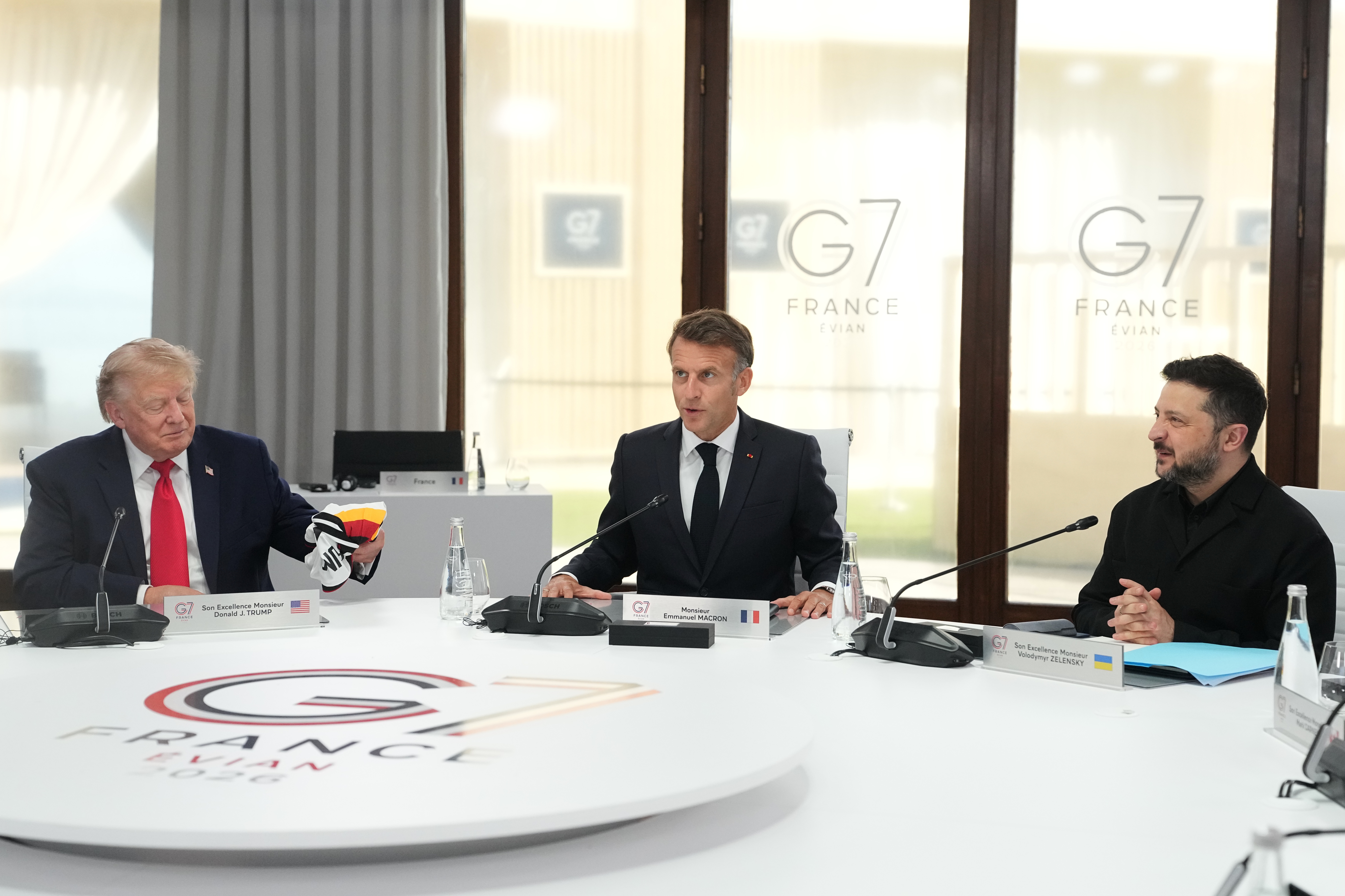 epa13040667 (L-R) US President Donald Trump, French President Emmanuel Macron and Ukrainian President Volodymyr Zelensky during a working session at the G7