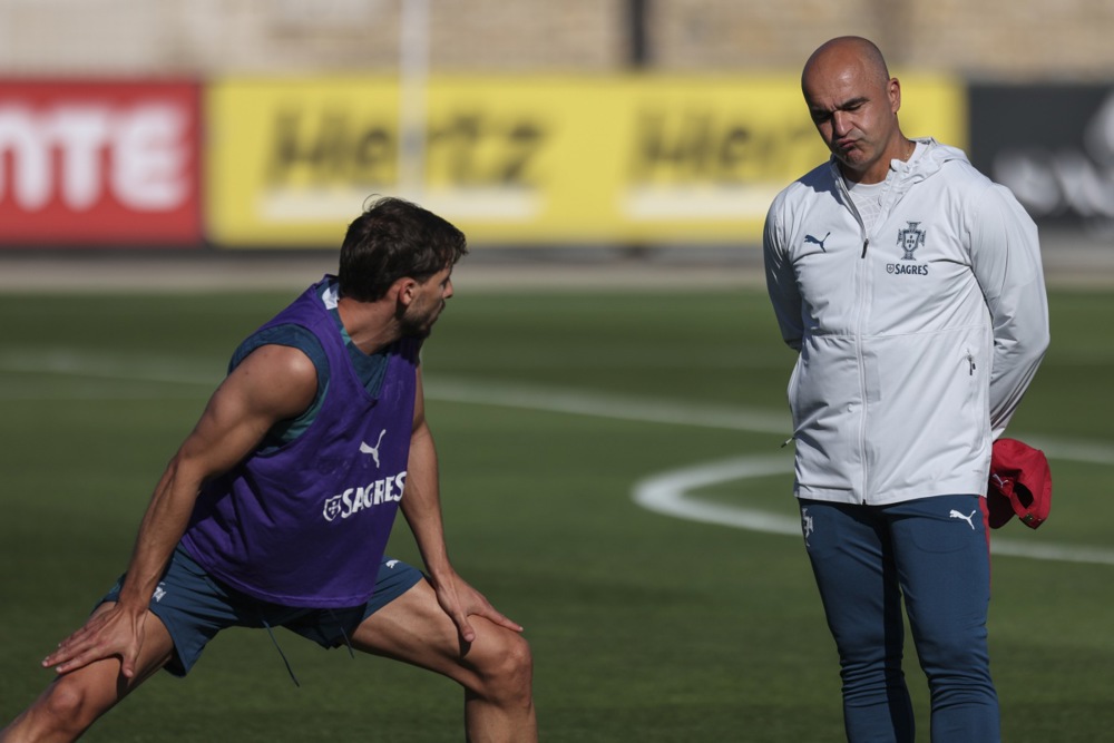 epa13009572 Portugal's Ruben Dias (L)