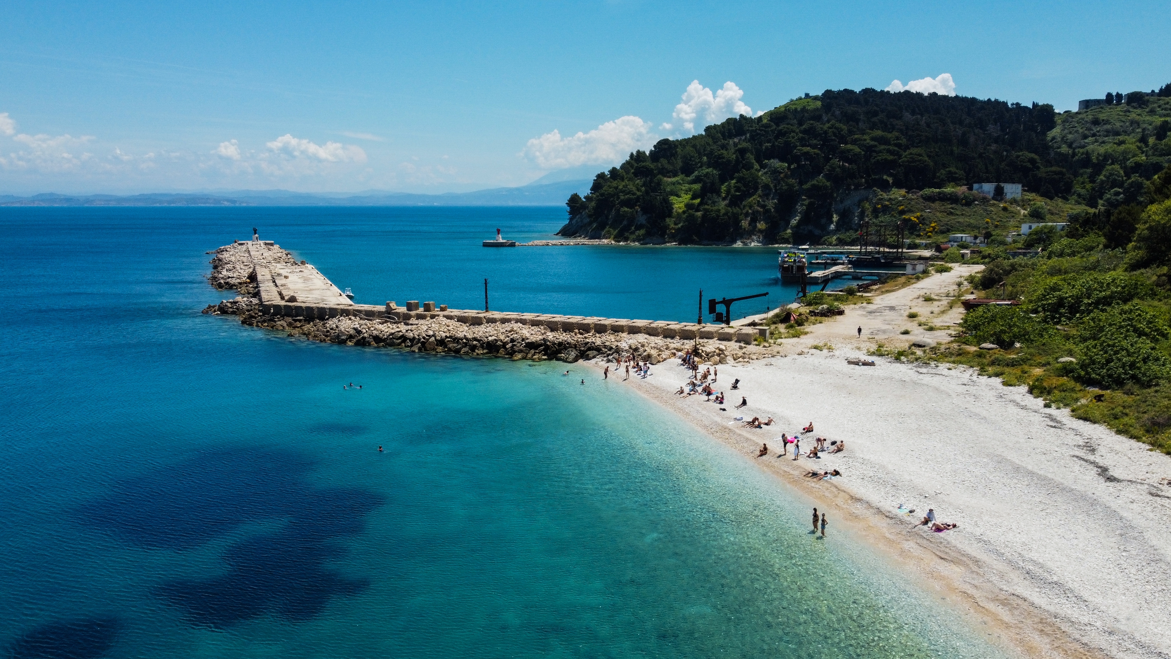 Ostrvo Sazan Albanija shutterstock_2346025757.jpg
