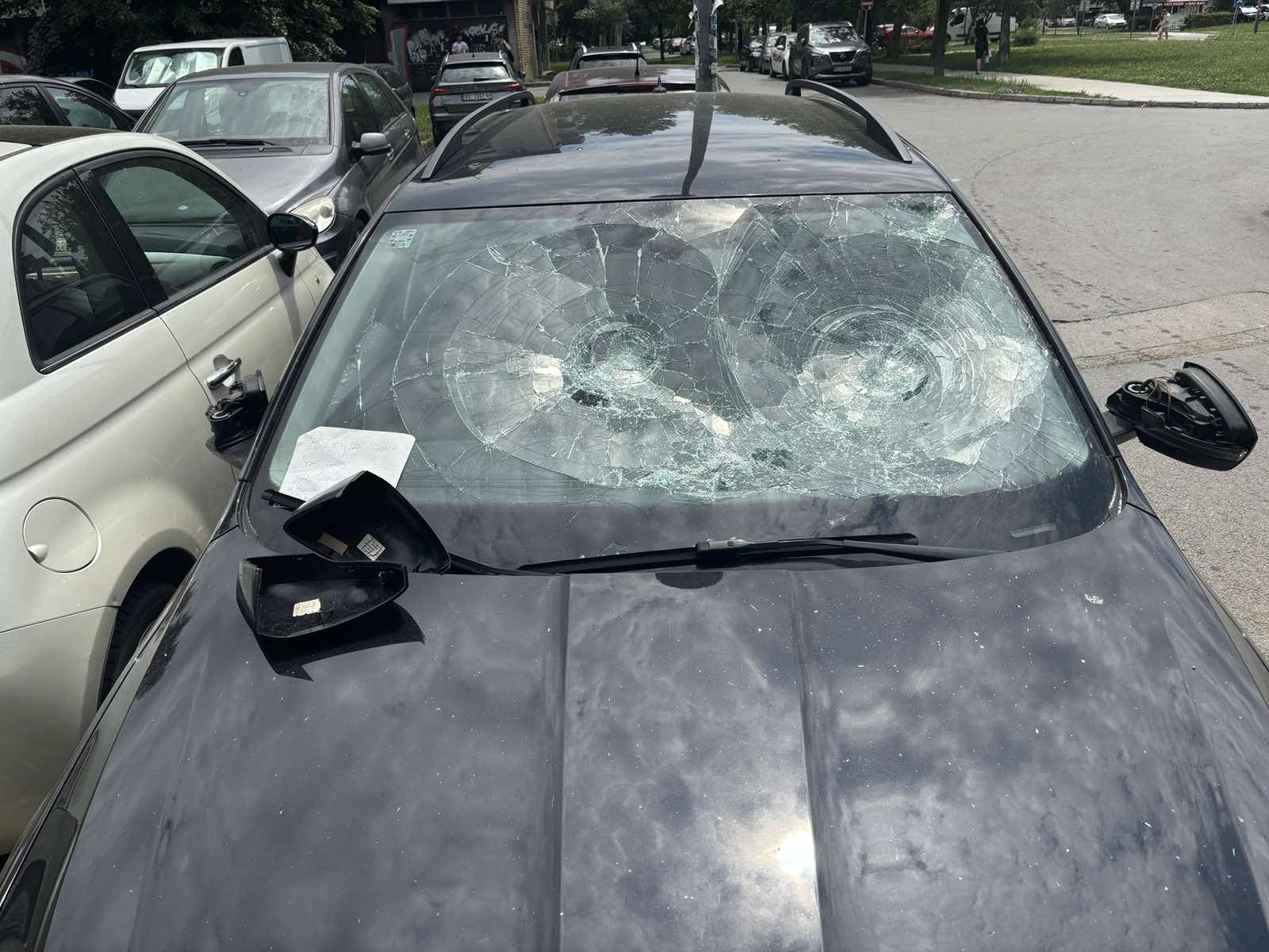 Vandalizovan auto sina Dinka Gruhonjića Beta-7bms9hnqe5.jpg