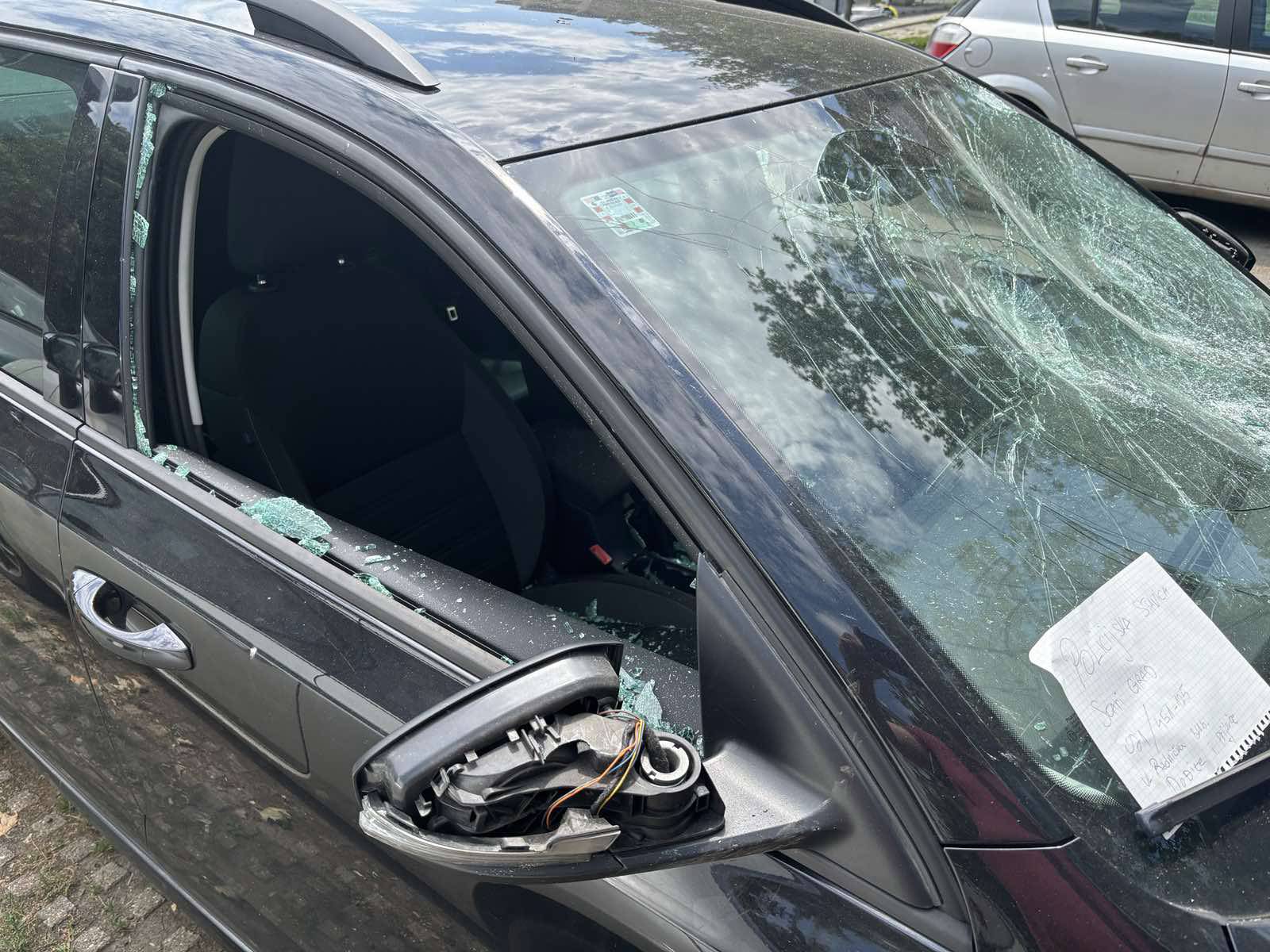 Vandalizovan auto sina Dinka Gruhonjića  Beta-tjwz2lxw4n.jpg