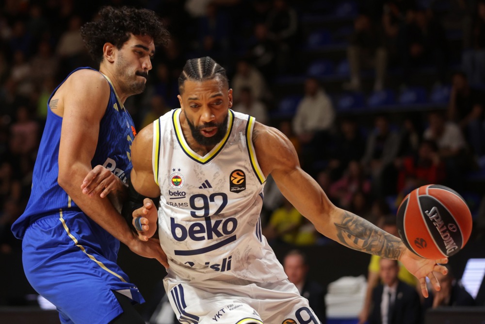epa12846833 Fenerbahce's Khem Birch (R) in action