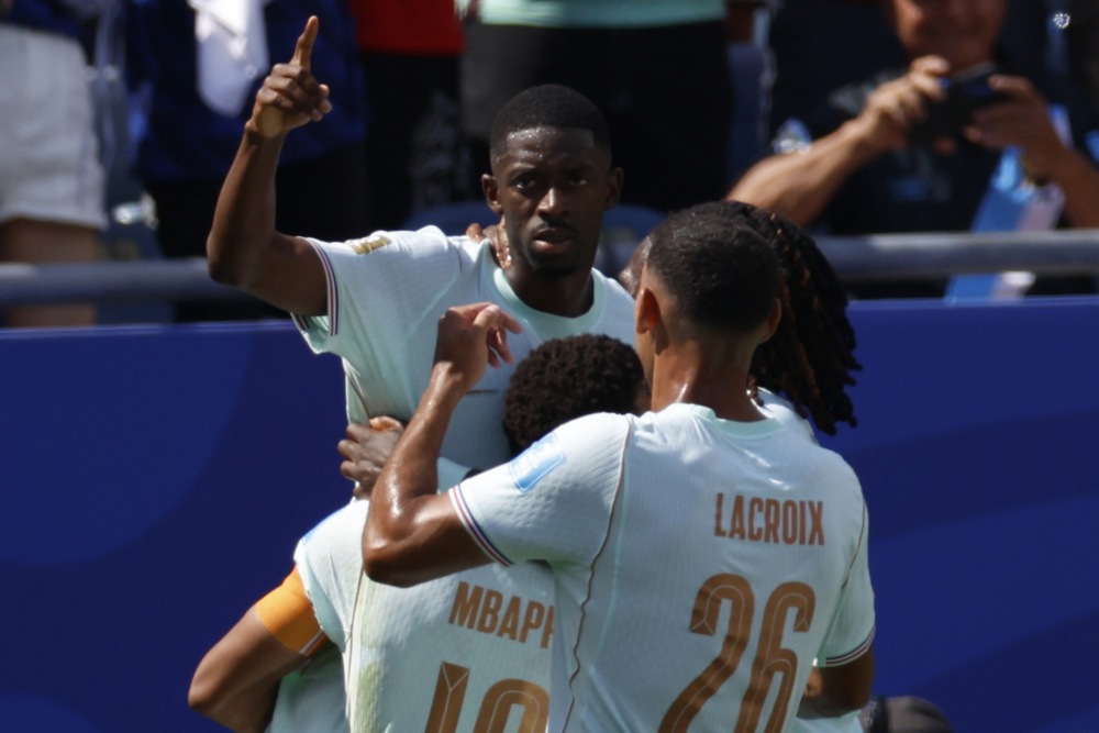 epa13067529 Ousmane Dembele of France celebrates with teammates