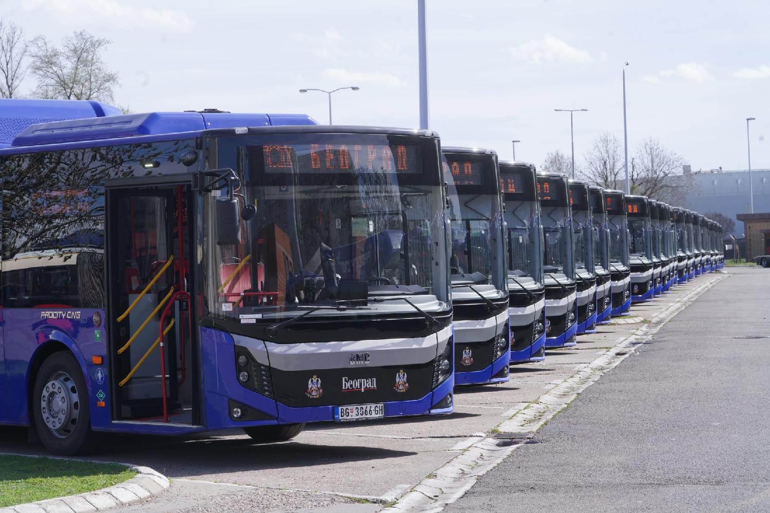 Mesto: BeogradDatum: Thu Mar 13 16:14:55 CET 2025Dogadjaj: DRUŠTVO/SAOBRAĆAJ - u GSP stiglo još 100 novih plavih zglobnih autobusaLičnosti: Aleksandar ŠapićIzvor: FoNet/Beoinfo