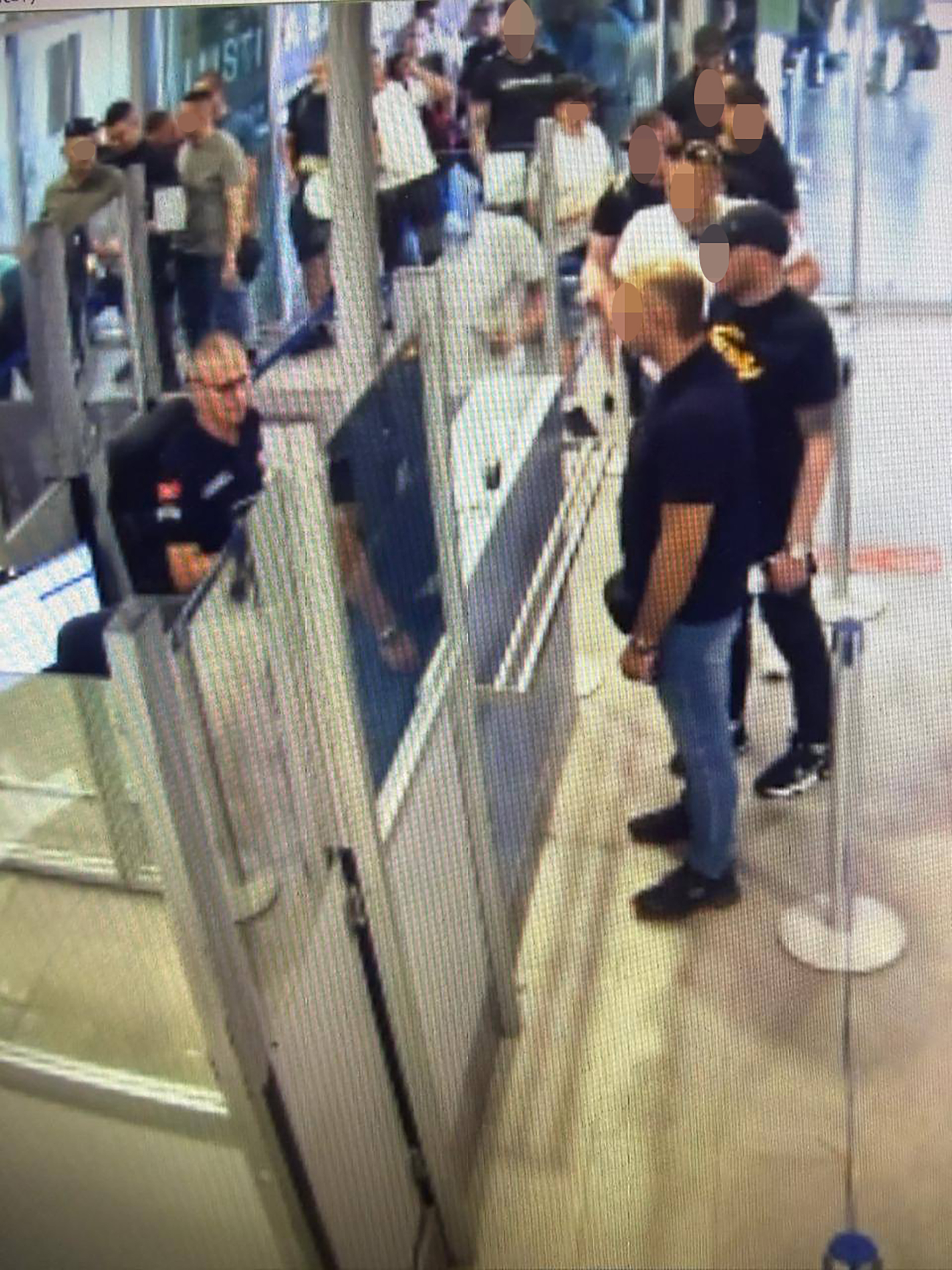 Grupa od gotovo 90 sumnjivih lica iz Srbije na pasoškoj kontroli na aerodromu u Tivtu, Pasoška kontrola Tivat, sumnjiva lica iz Srbije