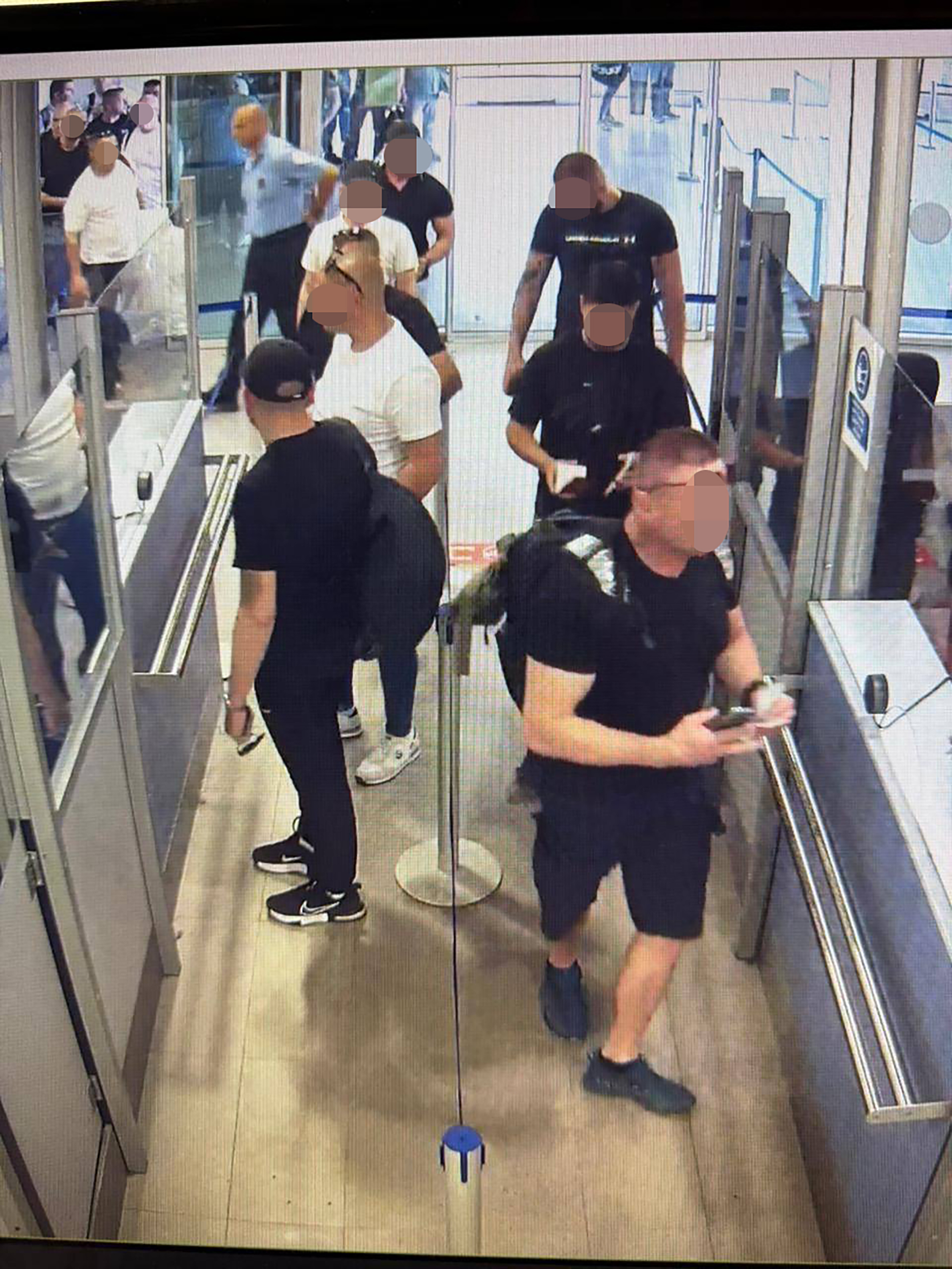 Grupa od gotovo 90 sumnjivih lica iz Srbije na pasoškoj kontroli na aerodromu u Tivtu, Pasoška kontrola Tivat, sumnjiva lica iz Srbije