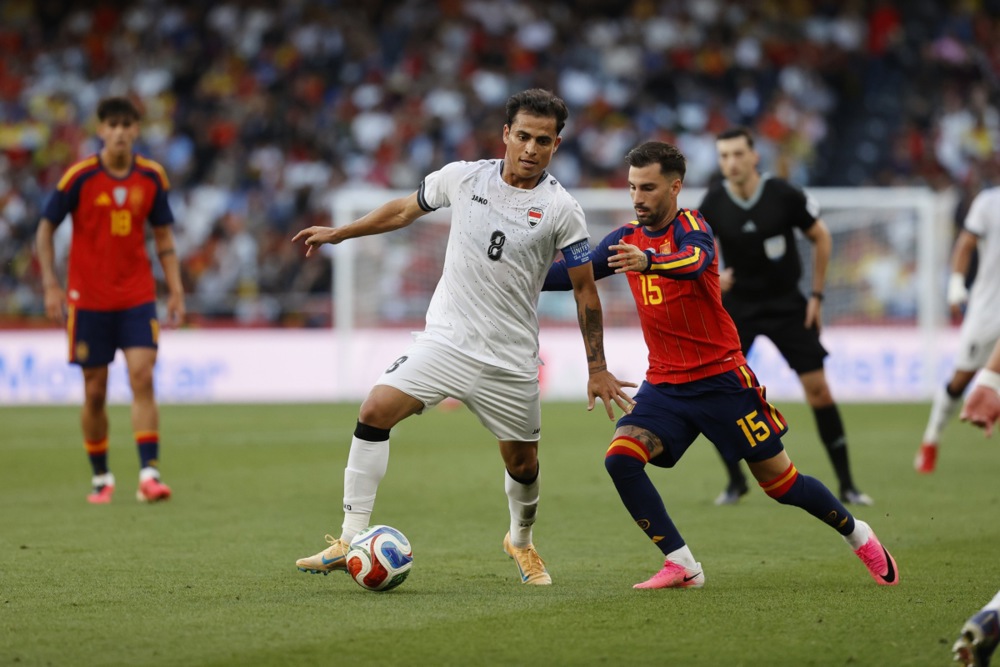 epa13016643 Spain's Alex Baena (R) in action against Iraq's Ibrahim Bayesh (2L) during the international friendly soccer match between Spain and Iraq, in A Coruna, Spain, 04 June 2026.  EPA/CABALAR