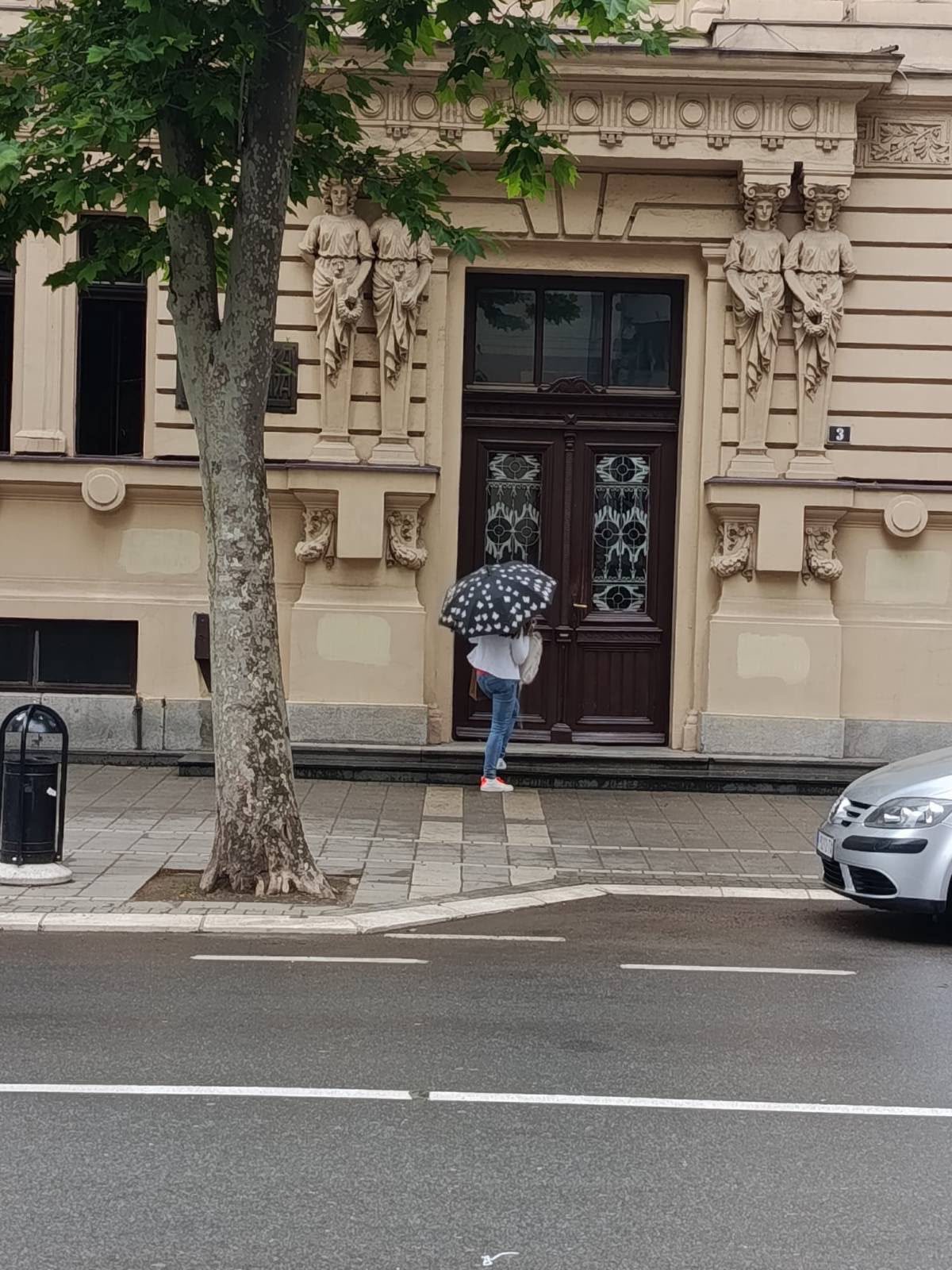 valjevo gimnazija Učenici Valjevske gimnazije osudili ispisivanje grafita "Srbija pobeđuje" na ulazu u školu i širom grada