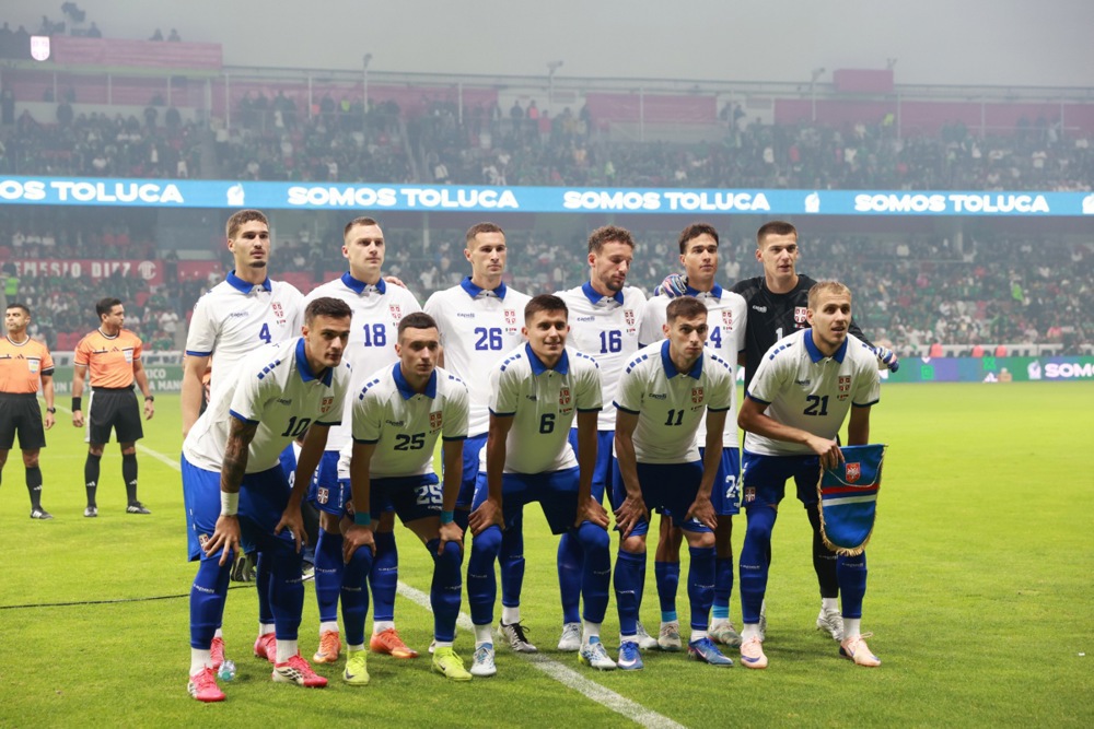 epa13017009 Serbian players pose