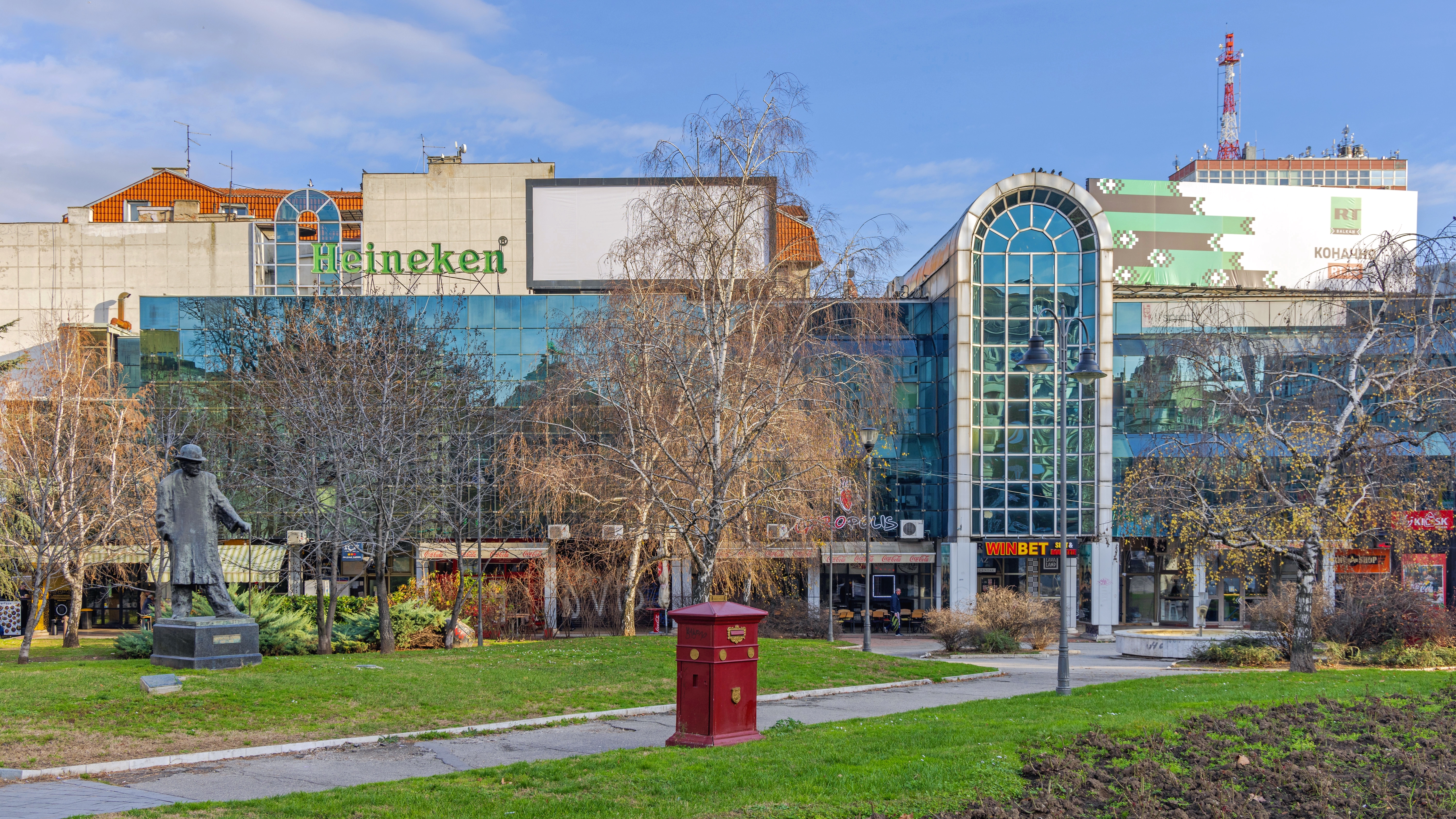 Staklenac, tržni centar, zgrada, Trg Republike shutterstock_2287212425 Baloncici.jpg