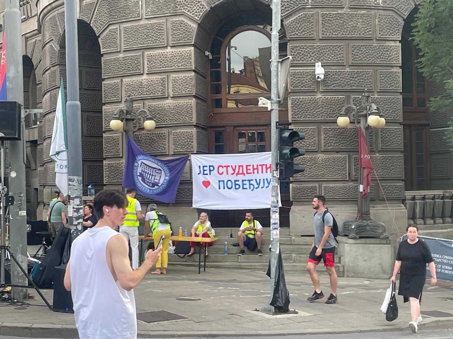 Mesto: BeogradDatum: Tue Jun 09 19:06:59 CEST 2026Dogadjaj: DRUŠTVO - Skup povodom godišnjice protesta Pobunjenog univerziteta i članova akademske zajednice - raskrsnica Kneza Miloša i Nemanjine, ispred Vlade SrbijeFotoreporter: Ivana ŠanjevićIzvor: FoNet