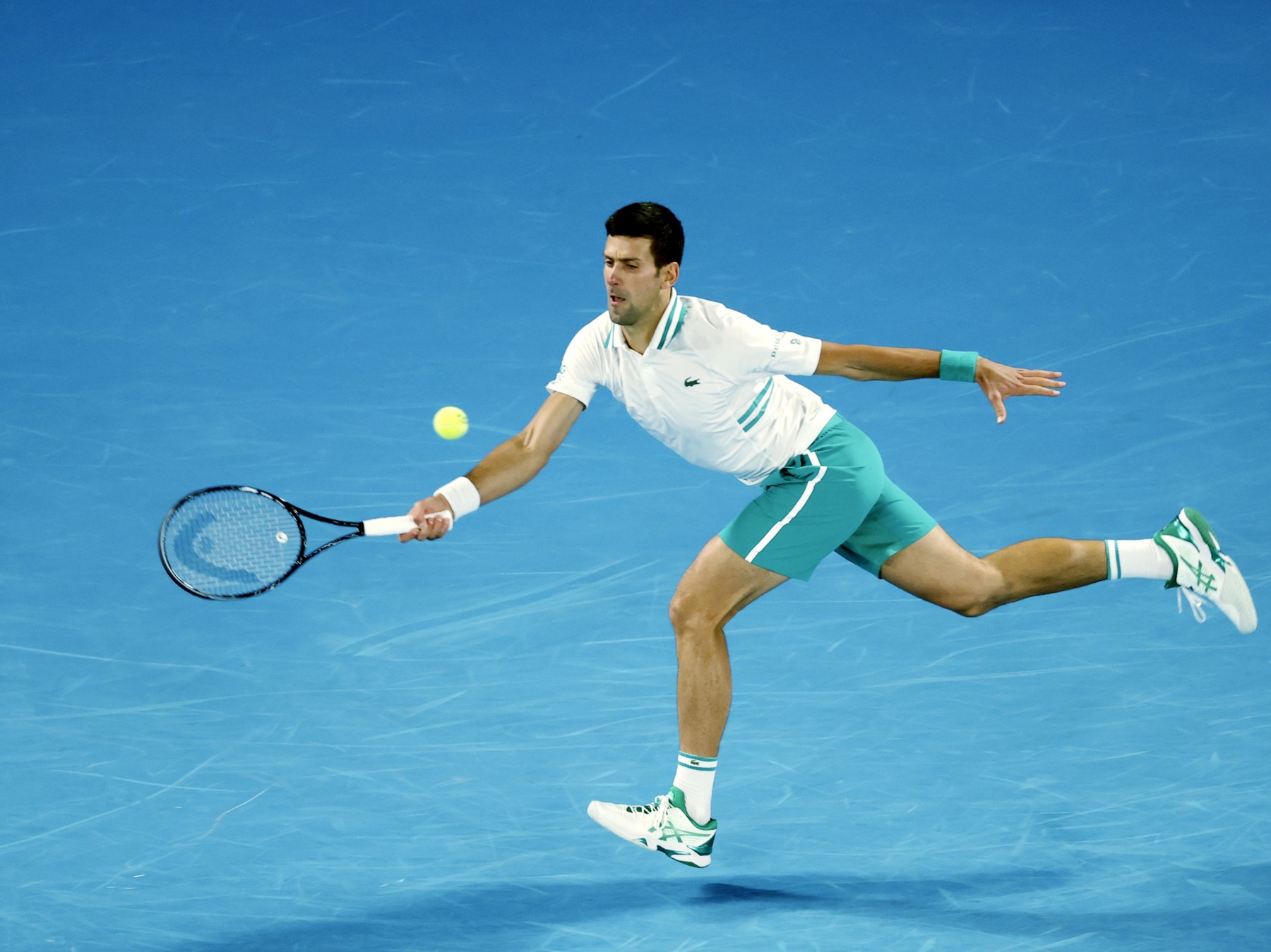 (210221) -- MELBOURNE, Feb. 21, 2021 (Xinhua) -- Serbia's Novak Djokovic returns