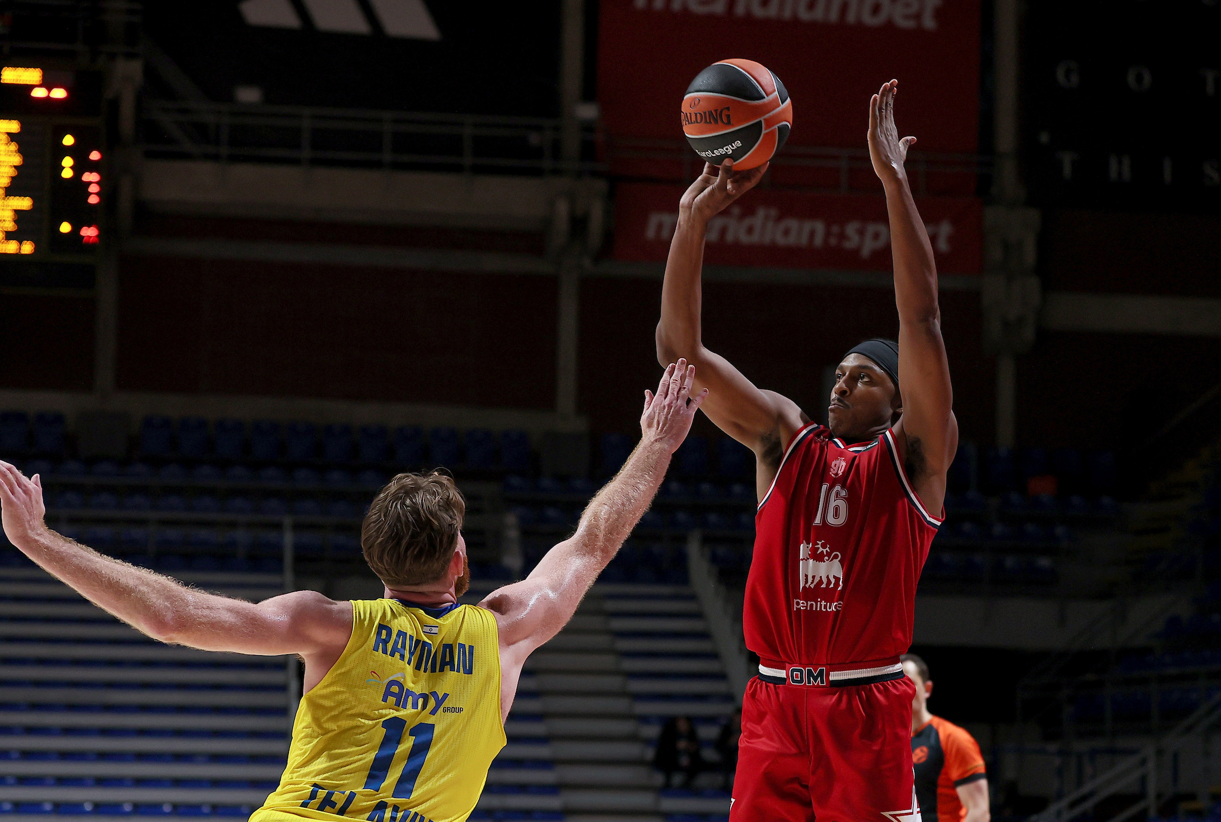 William Rayman of Maccabi Tel Aviv (L) in action against Zach Leday of EA7 Emporio Armani Milano (R)