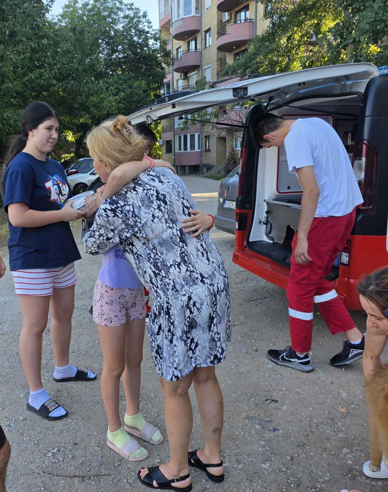Dolazak prve zrtve nesrece, potpisati sa jelena milenkovic ili ustupljene fotografije jer ih je napravila nasa sagovornica u tekstu, poslala dragana kocic