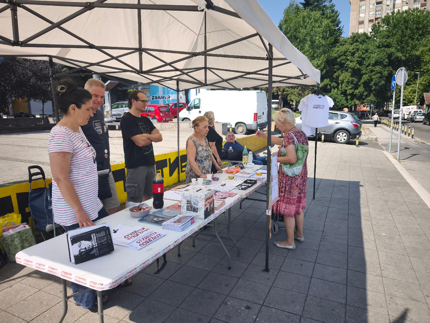 Mesto: BeogradDatum: Sat Jul 18 12:01:14 CEST 2026Dogadjaj: DRUŠTVO/ZBORO - članovi Zbora Banjica prikupljaju donacije za studente u svakom seluFotoreporter: Aleksandar MijailovićIzvor: FoNet