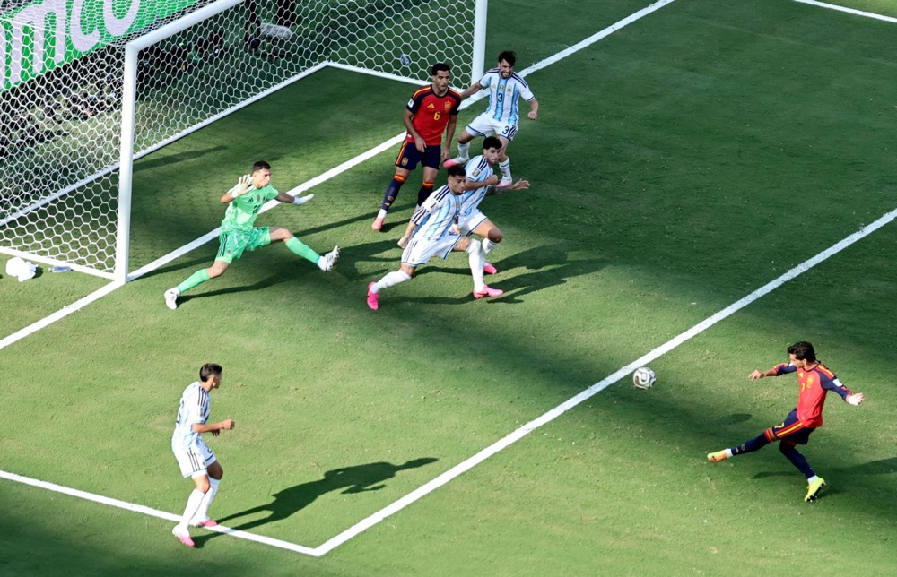 epa13121537 Ferran Torres (R) of Spain scores the opening goal during the FIFA World Cup 2026 final match Spain against Argentina, in New Jersey, USA, 19 July 2026.  EPA/RONALD WITTEK