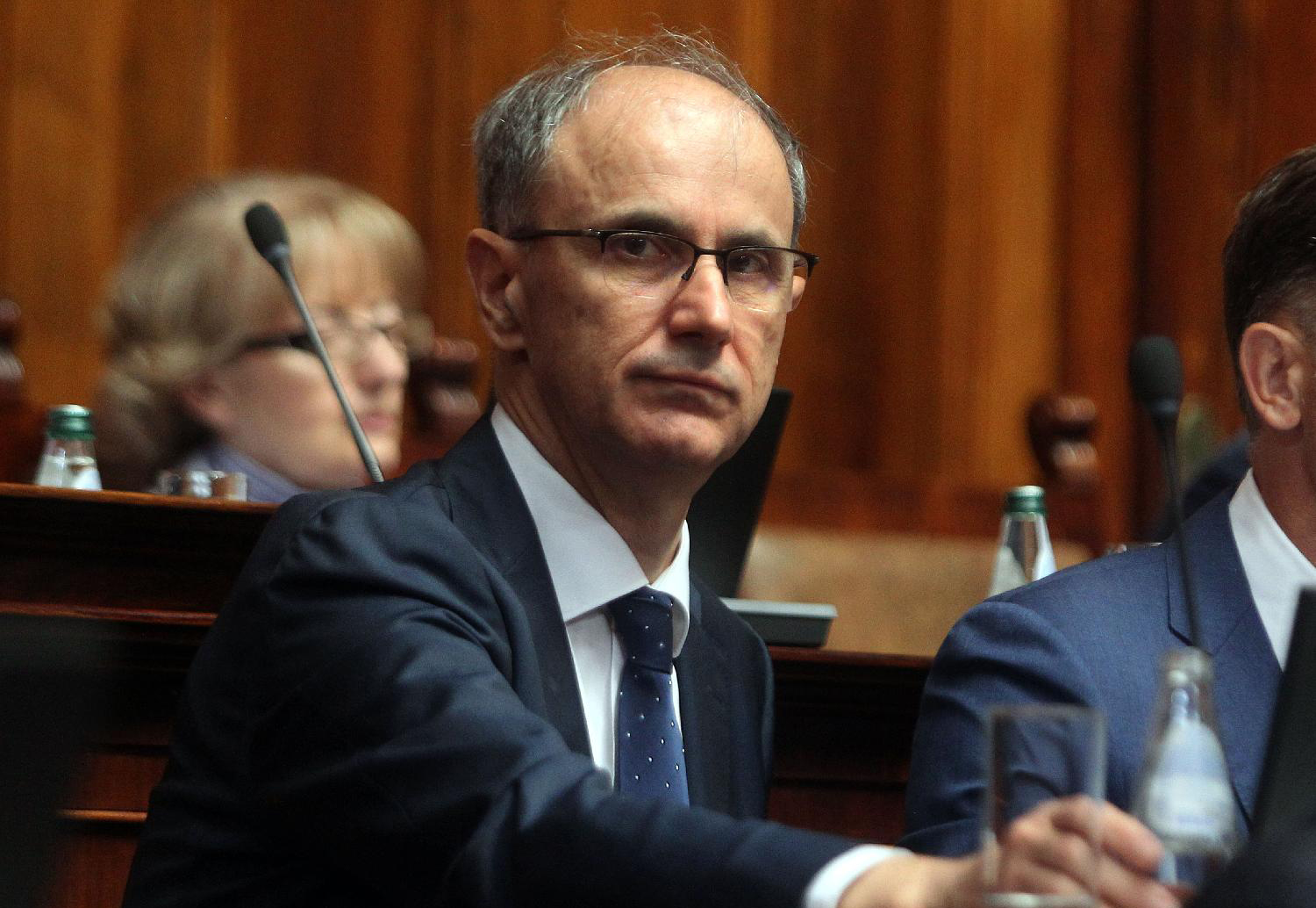Mesto: BeogradDatum: Wed Jul 29 13:41:10 CEST 2026Dogadjaj: POLITIKA - Skupština Srbije nastavila je vanredno zasedanje raspravom o predlogu opozicije za izglasavanje nepoverenja Vladi Srbije.Fotoreporter: Aleksandar BardaLičnosti: Đuro MacutIzvor: FoNet