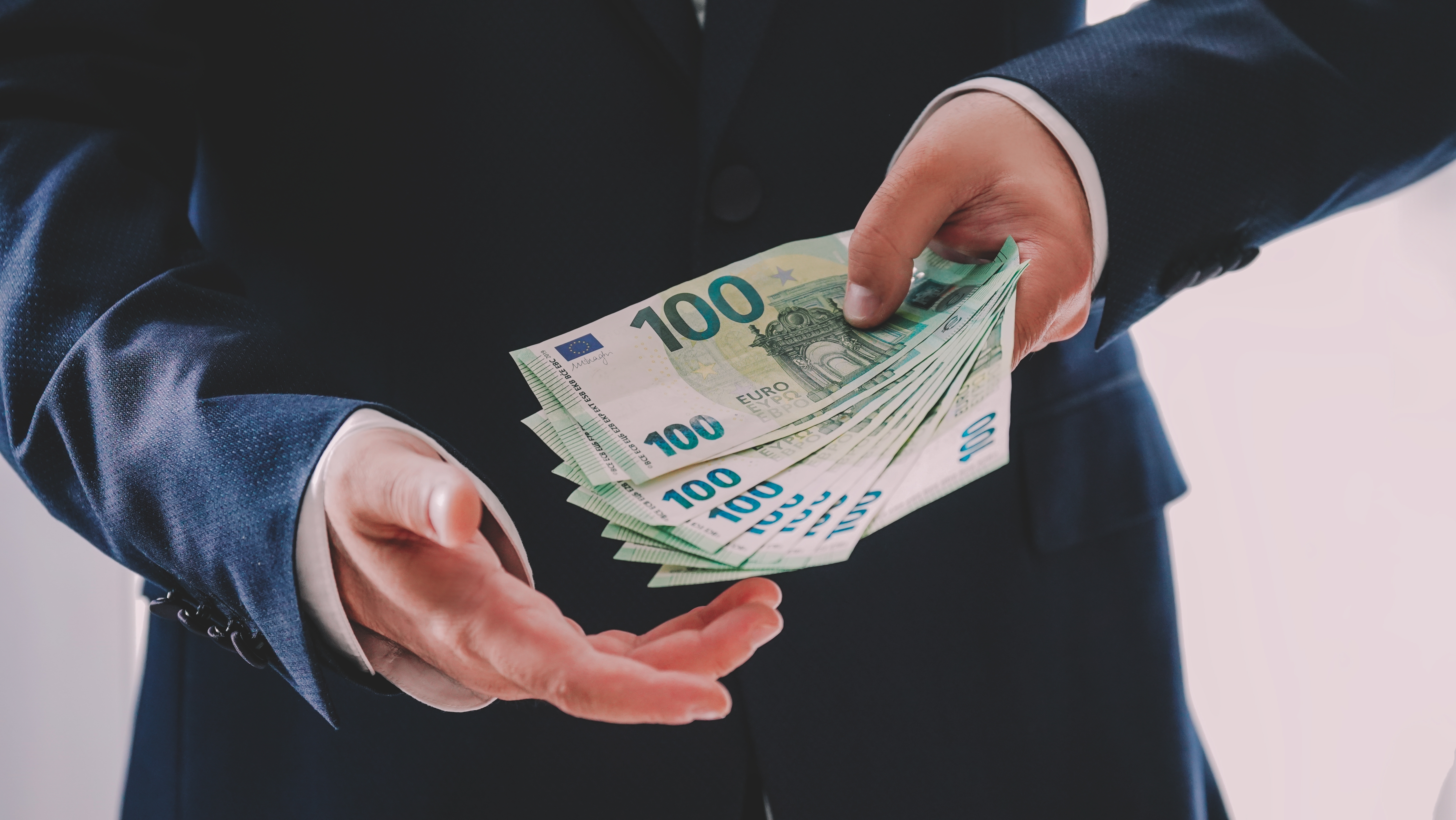 Pare, evri, euri, novac shutterstock_2255349289.jpg