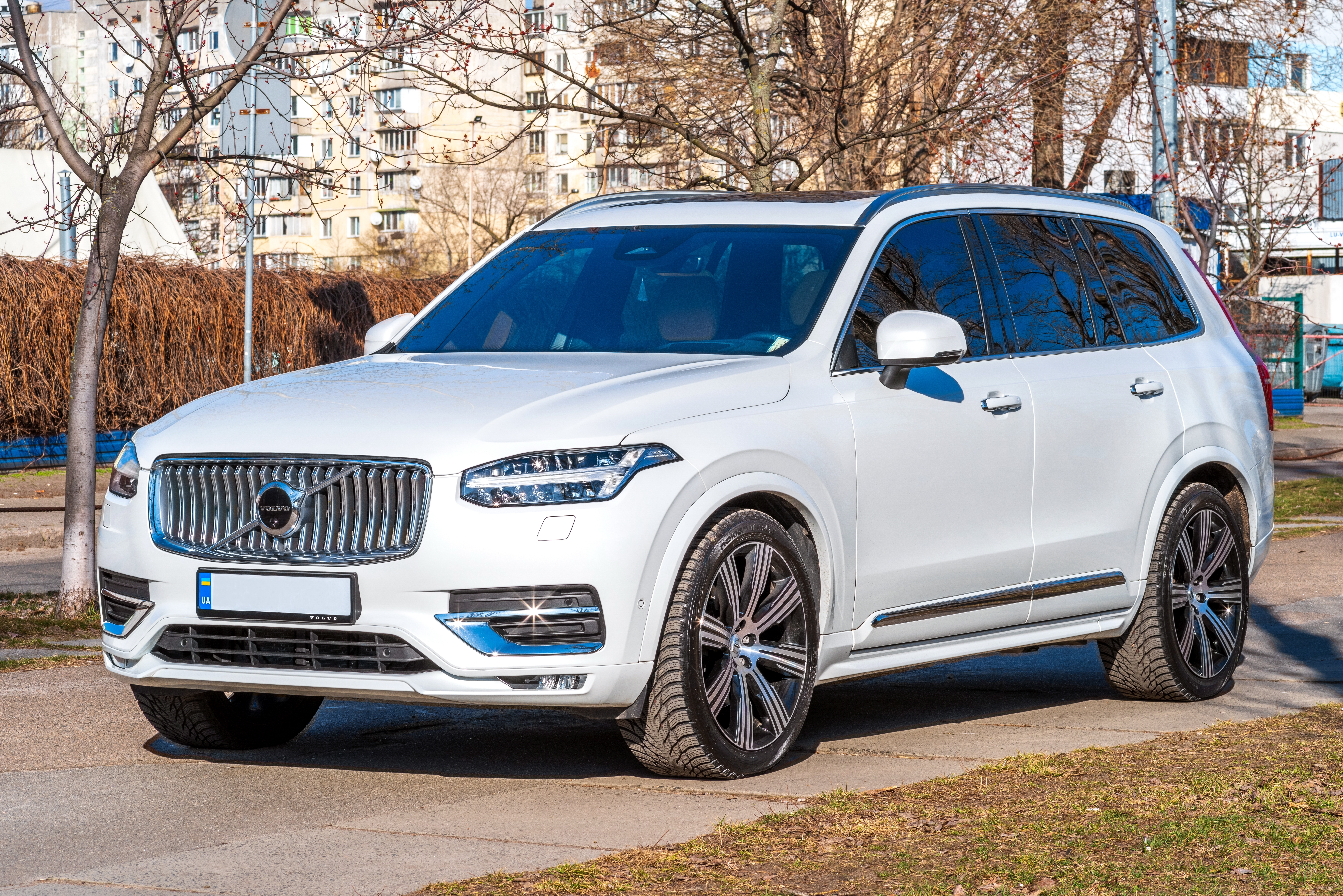 volvo xc90  shutterstock_2451627873.jpg