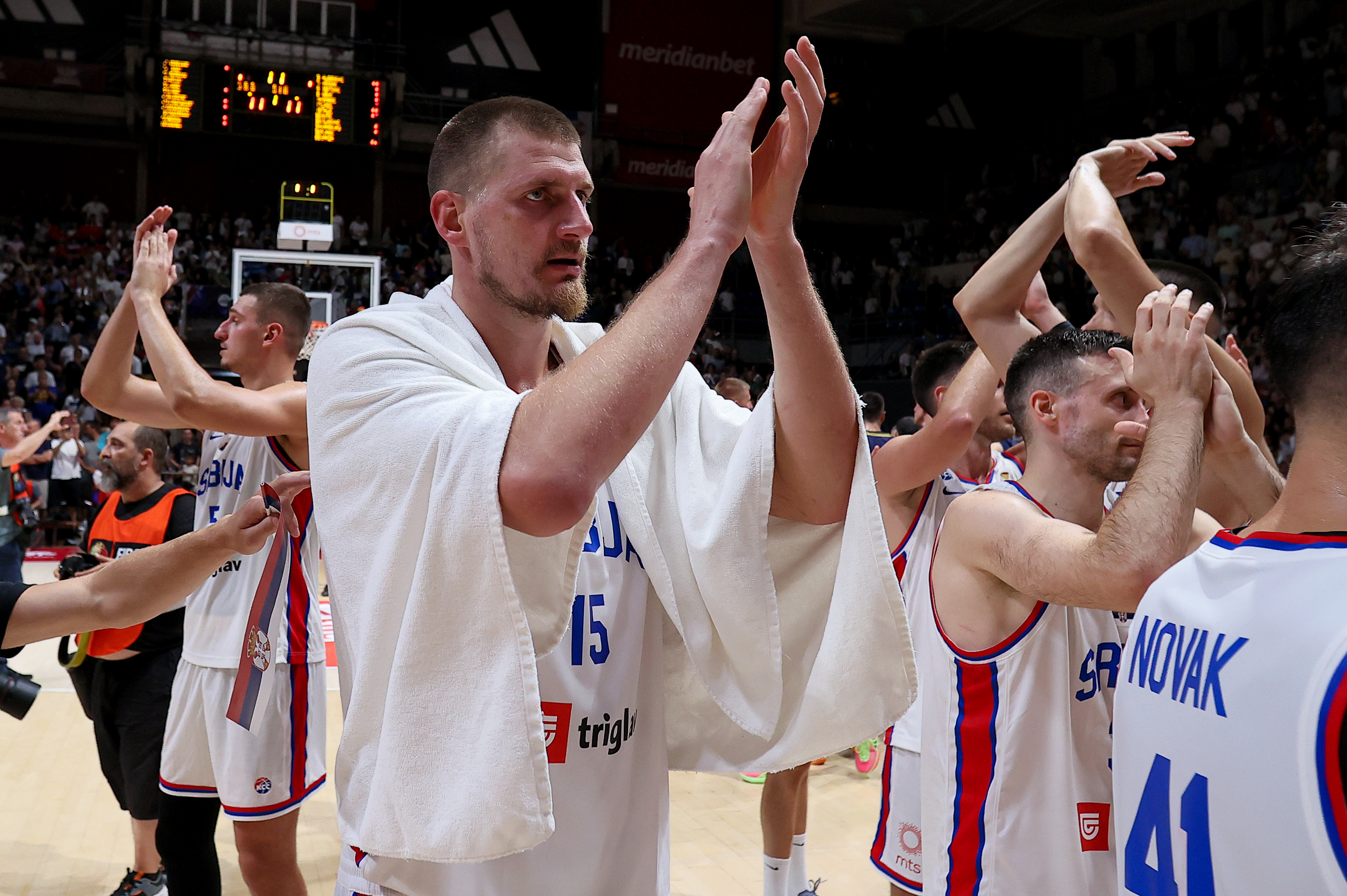 Nikola Jokić u dresu Srbije slavi pobedu