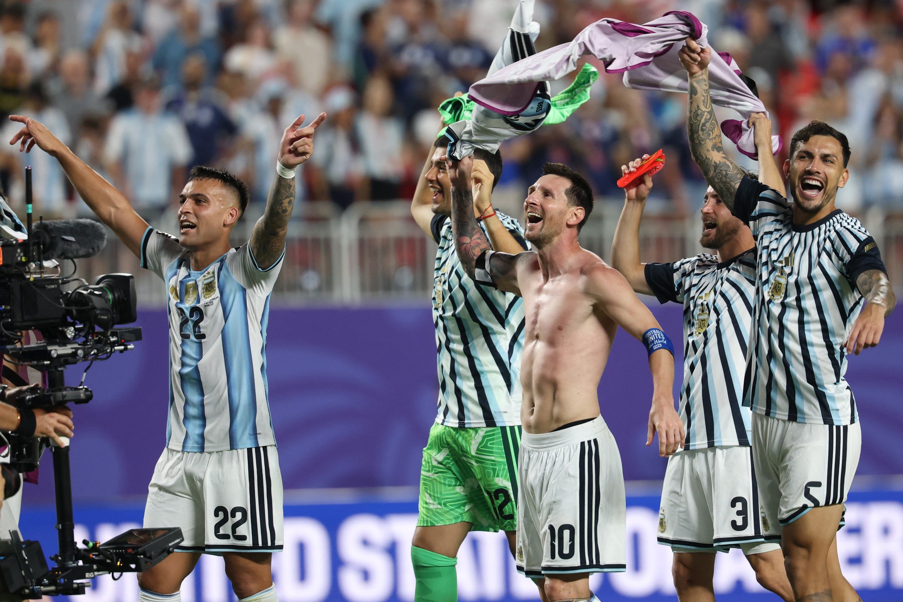 (L-R) Argentina's forward #22 Lautaro Martinez, goalkeeper #12 G