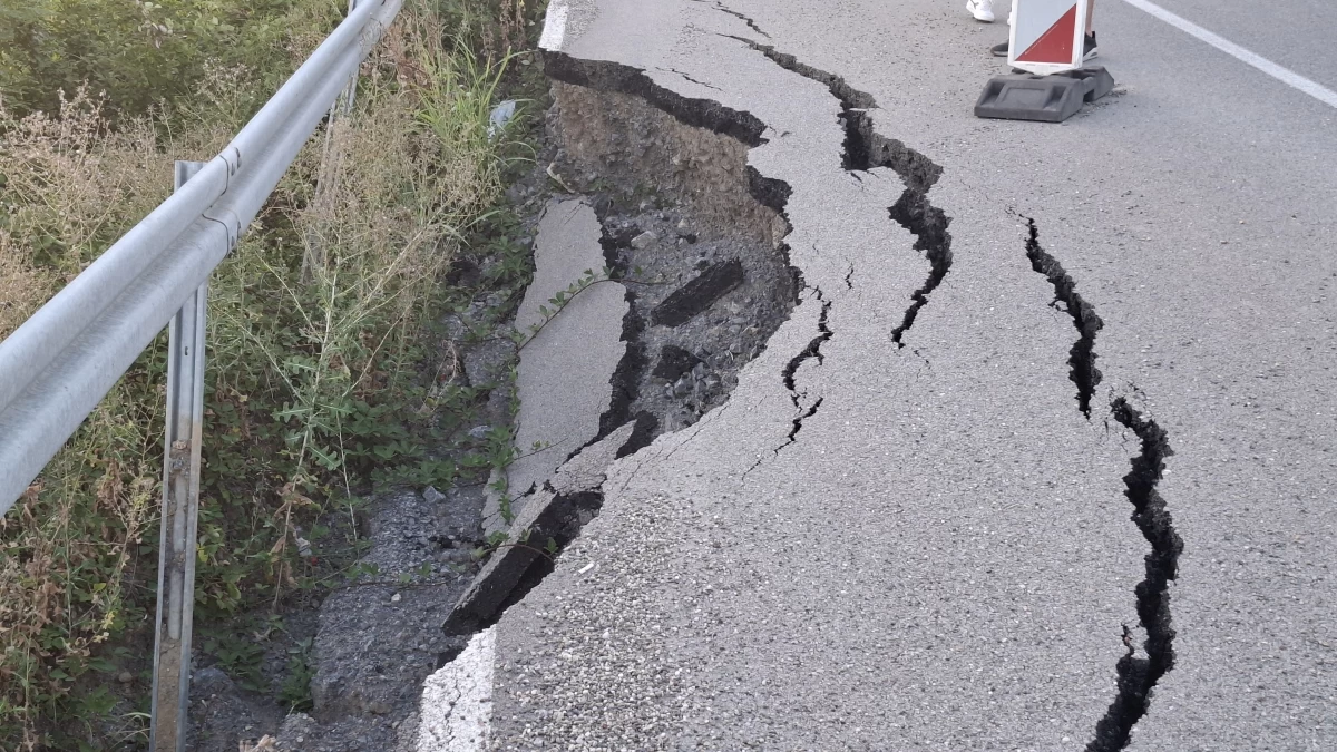 FOTO, VIDEO Odronio se put kod Šapca, koji je rekonstruisan pre dve godine: Oštećenje stoji mesecima