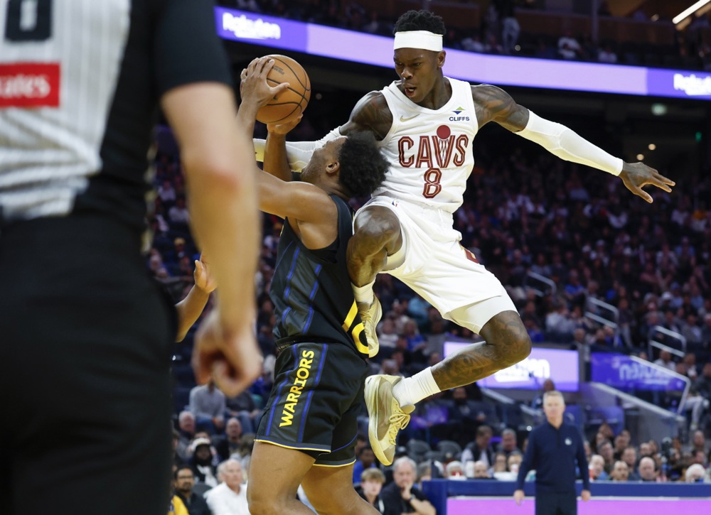 epa12866835 Cleveland Cavaliers guard Dennis Schröder (R)