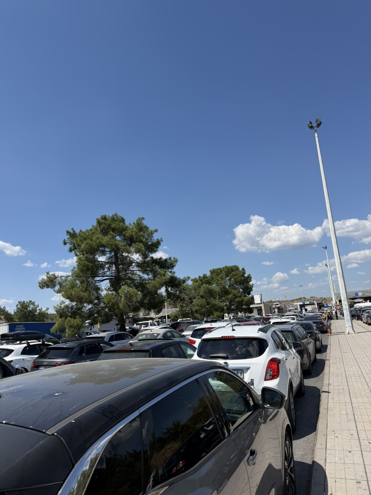Evzoni granica gužva (2).jpg