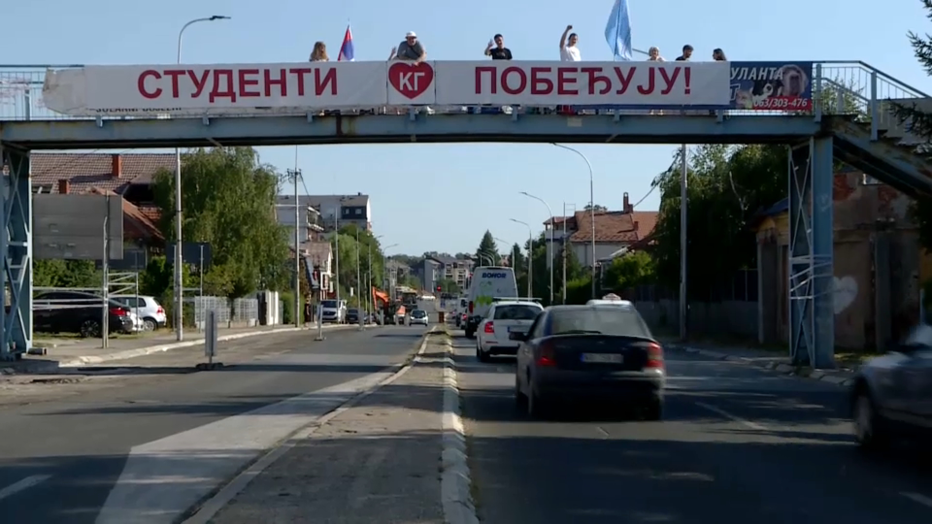Danonoćno dežurstvo u kragujevačkom bulevaru: Studenti i naprednjaci čuvaju svoje transparente  1786952489_studenti.jpg