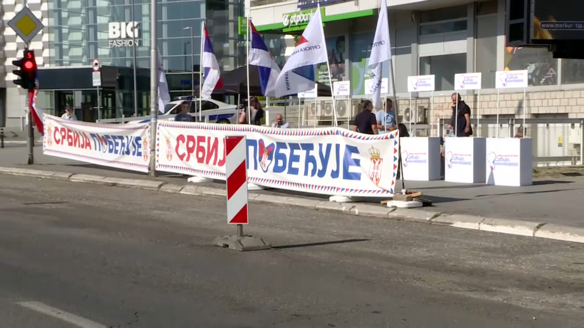 Danonoćno dežurstvo u kragujevačkom bulevaru: Studenti i naprednjaci čuvaju svoje transparente 1786952529_SNS.jpg